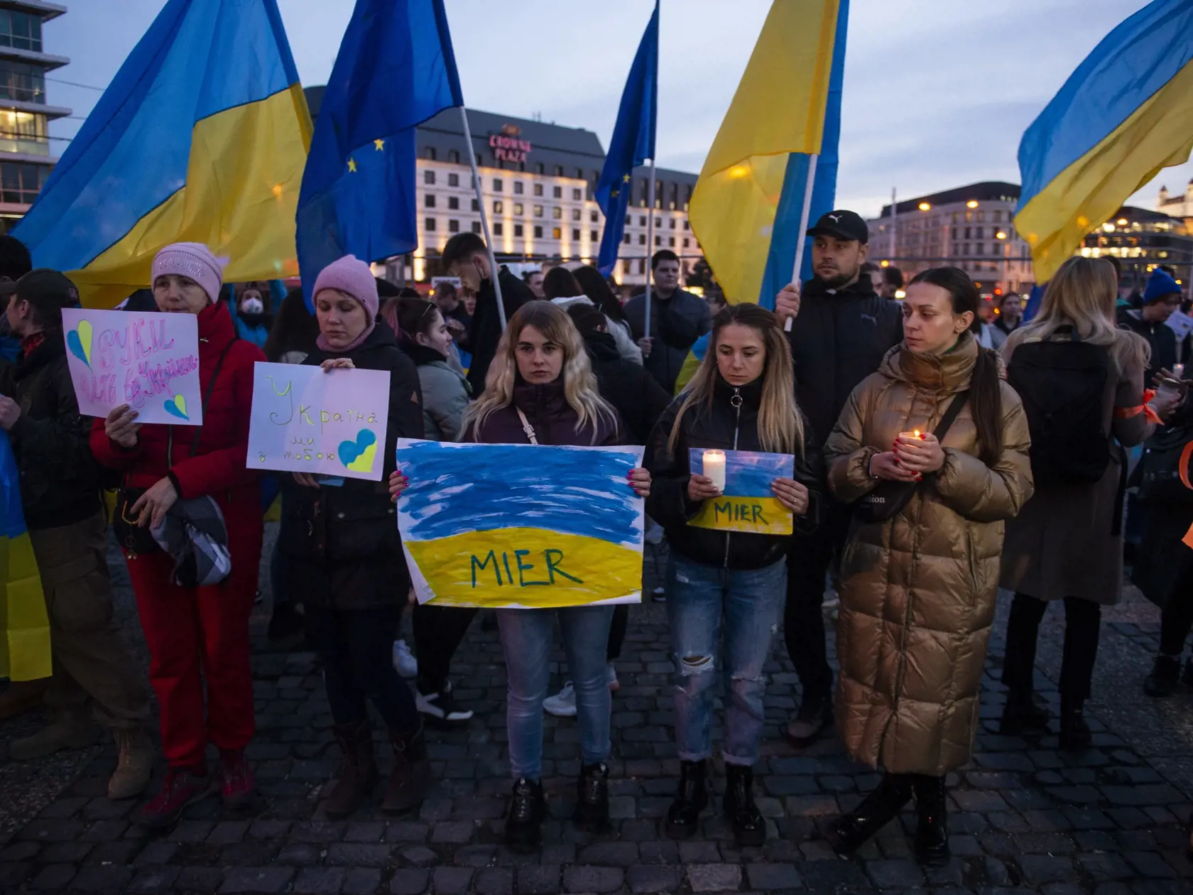 Na snímke účastníci sviečkového pochodu za mier na Ukrajine pred Prezidentským palácom 24. februára 2022 v Bratislave. FOTO TASR - Jakub Kotian