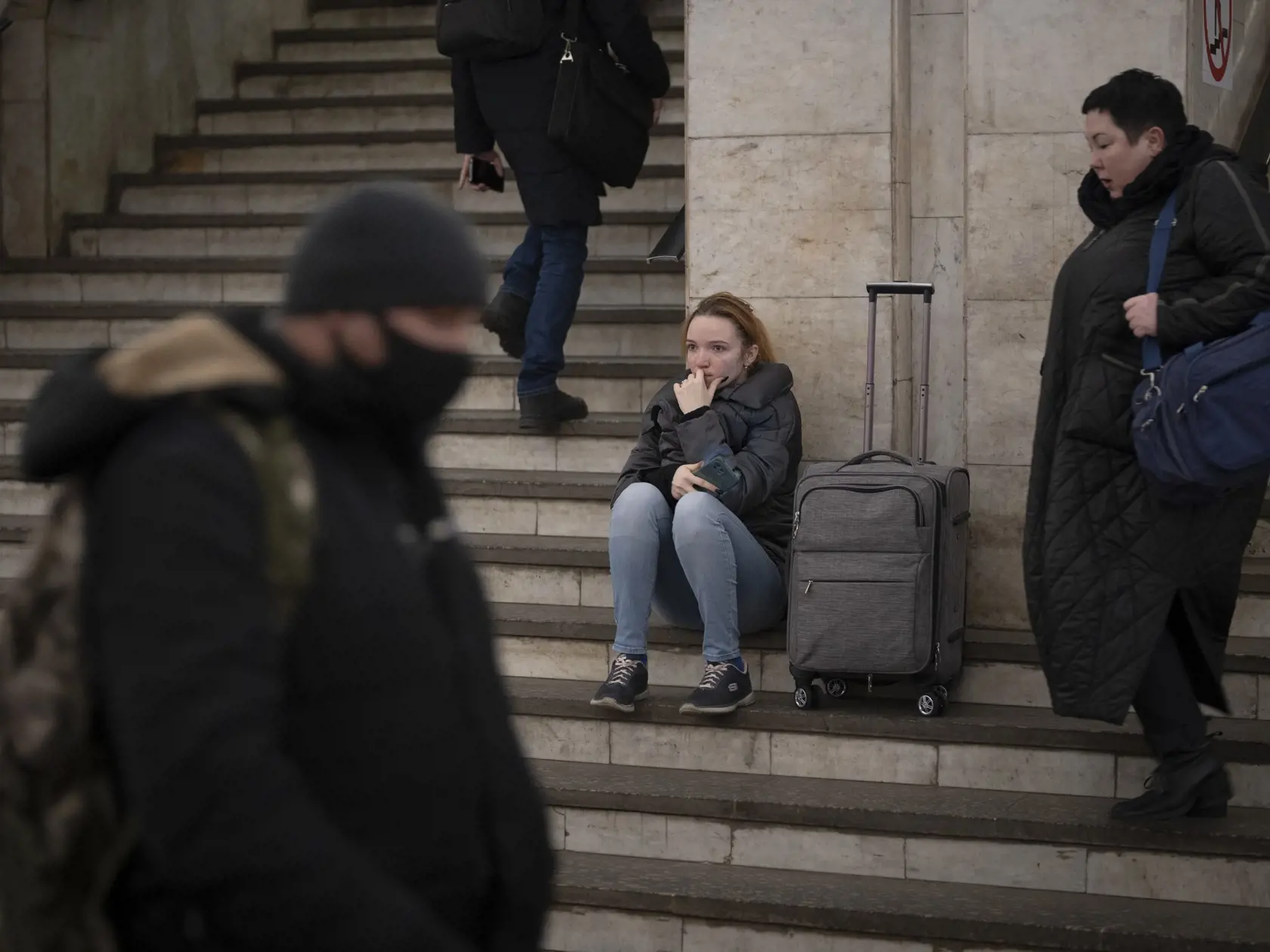 WA 35 Kyjev - Ľudia, ktorí opúšťajú Kyjev, kráčajú v metre v ukrajinskej metropole vo štvrtok 24. februára 2022. Ruský prezident Vladimir Putin vo štvrtok oznámil, žeáčajú  rozhodol o uskutočnení špeciálnej vojenskej operácie vo východnej časti Ukrajiny. Putin takisto varoval ďalšie krajiny, že akýkoľvek pokus o zasahovanie do krokov Ruska bude viesť k následkom. FOTO TASR/AP  

People walk in a subway to get a train as they leave the city of Kyiv, Ukraine, Thursday, Feb. 24, 2022. Russian Presi