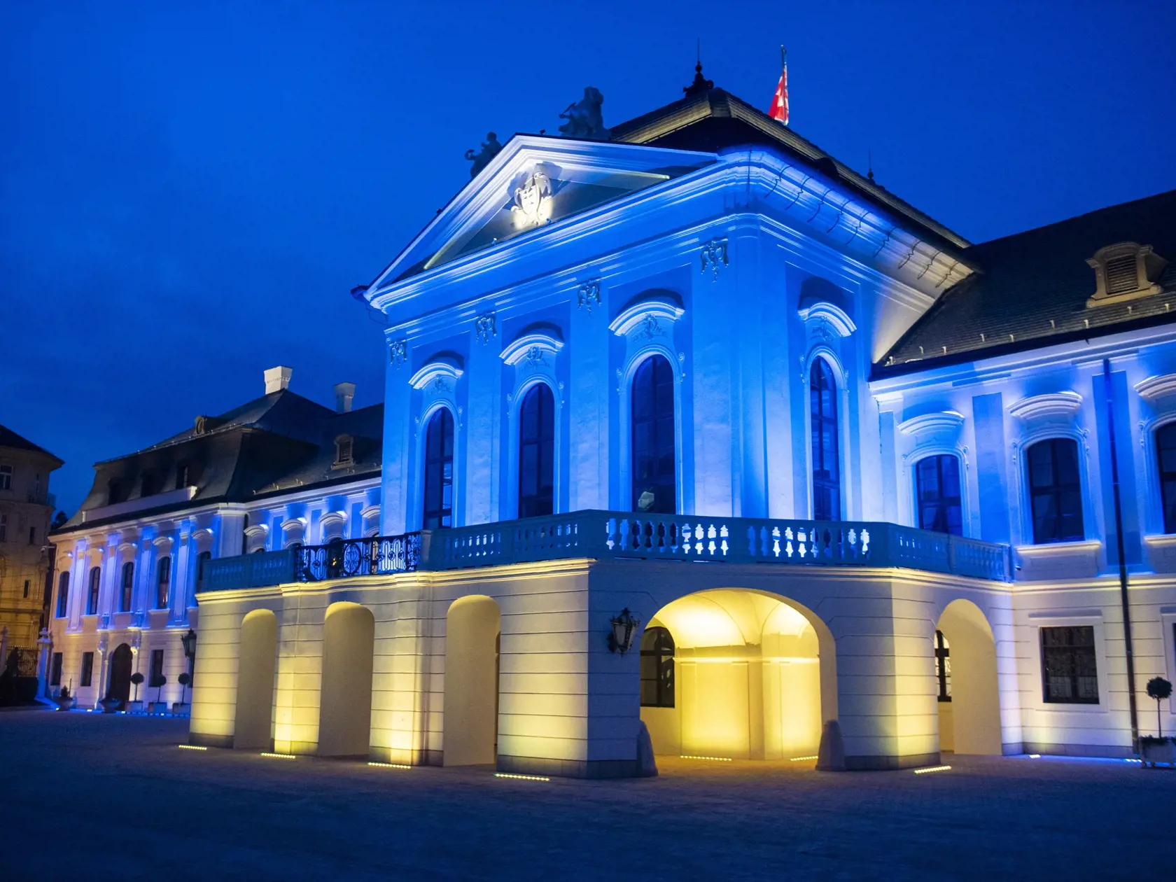 Na snímke Prezidentský palác vysvietený farbami Ukrajiny počas sviečkového pochodu za mier na Ukrajine 24. februára 2022 v Bratislave. FOTO TASR - Jakub Kotian