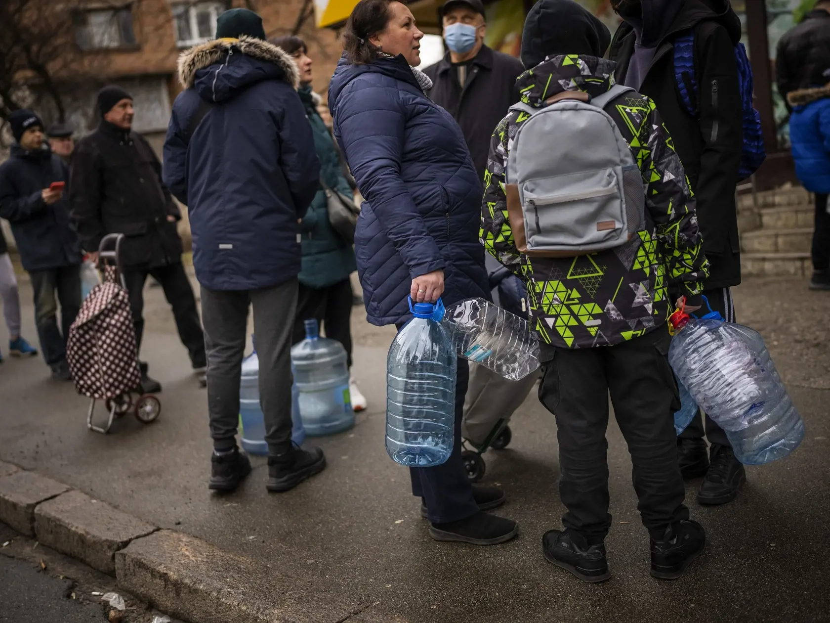 WA 60 Kyjev - Ľudia čakajú v rade, aby si kúpili v obchode vodu po jej odstávke v Kyjeve vo štvrtok 24. februára 2022. Ruský prezident Vladimir Putin vo štvrtok oznámil, že rozhodol o uskutočnení špeciálnej vojenskej operácie vo východnej časti Ukrajiny. Putin takisto varoval ďalšie krajiny, že akýkoľvek pokus o zasahovanie do krokov Ruska bude viesť k následkom. FOTO TASR/AP  

Local residents wait to buy water at a store during a water outage in Kyiv, Ukraine, Thursday, Feb. 24, 2022. Russian 