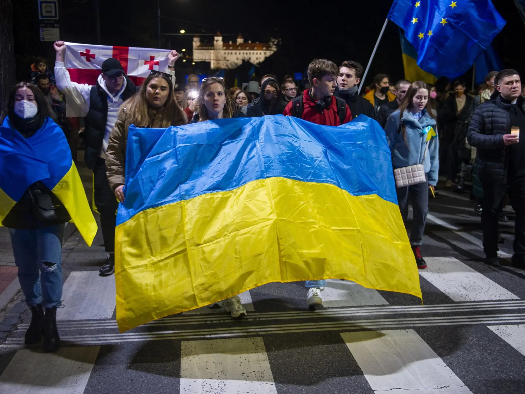 Na snímke účastníci sviečkového pochodu za mier na Ukrajine 24. februára 2022 v Bratislave. FOTO TASR - Jakub Kotian