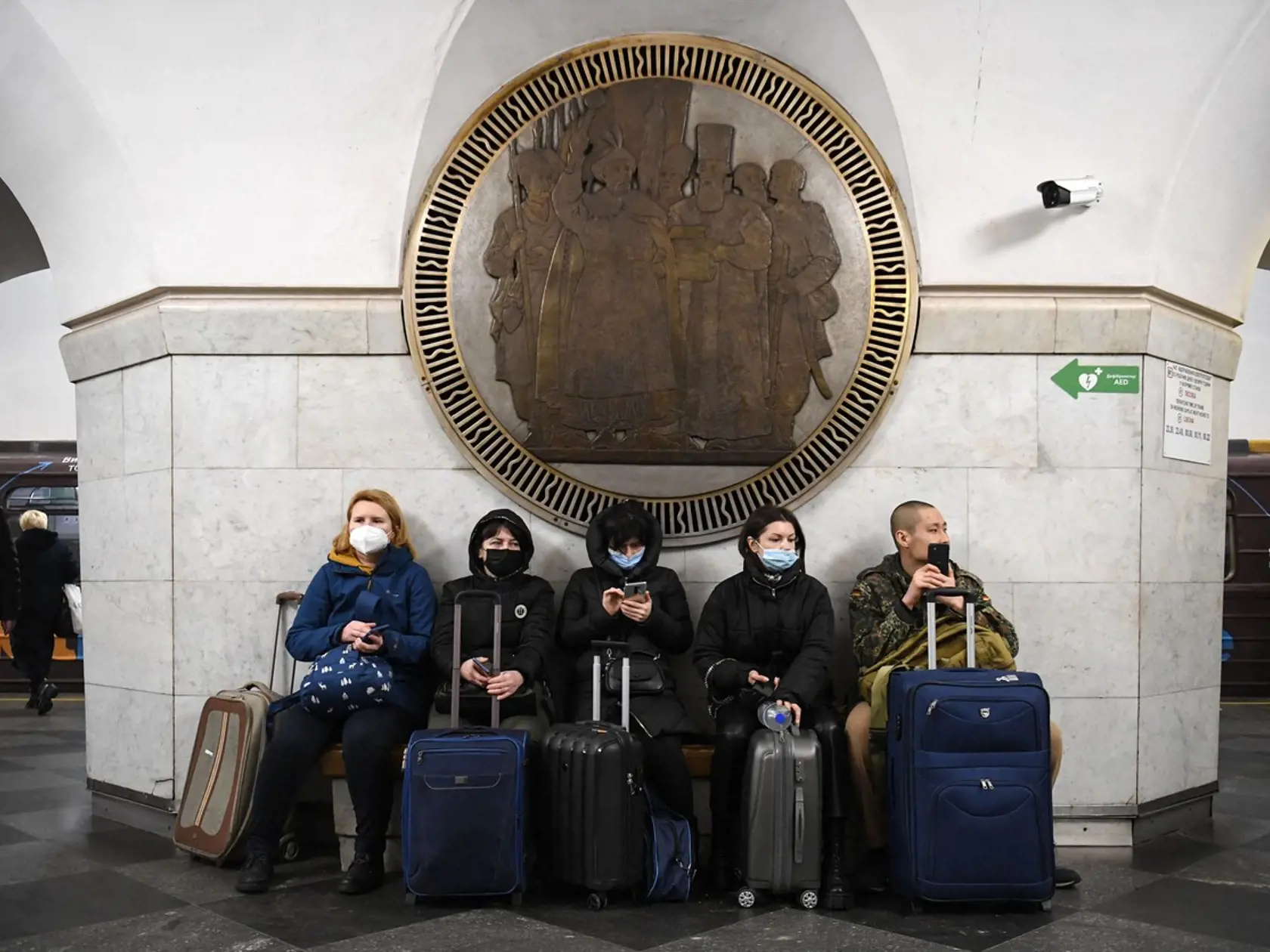 Situácia na Ukrajine: niektorí ľudia unikajú preč z krajiny, cesty sú plné áut, iní ostávajú doma či nakupujú zásoby a ďalší sa ukryli v staniciach metra, ktoré sú v niektorých ohrozených mestách bezplatné, aby sa tam ľudia mohli zhromažďovať.