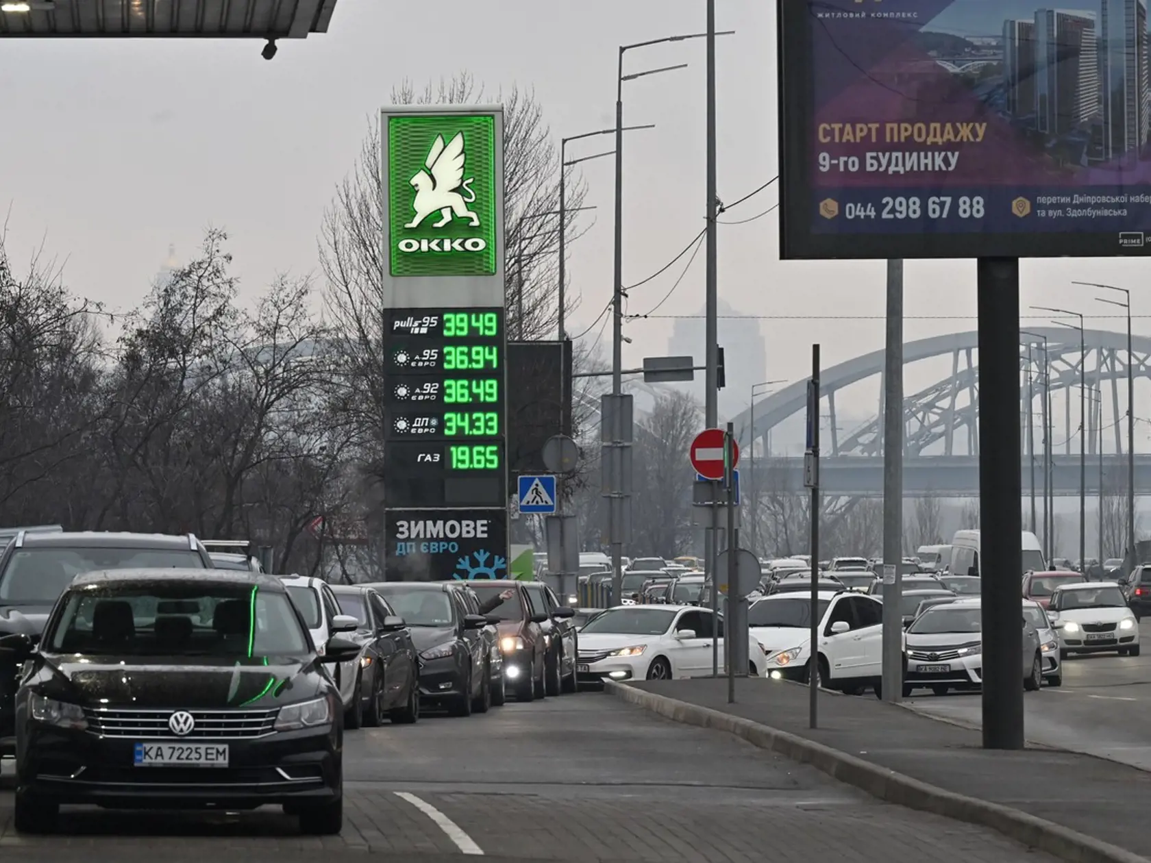 Situácia na Ukrajine: niektorí ľudia unikajú preč z krajiny, cesty sú plné áut, iní ostávajú doma či nakupujú zásoby a ďalší sa ukryli v staniciach metra, ktoré sú v niektorých ohrozených mestách bezplatné, aby sa tam ľudia mohli zhromažďovať.