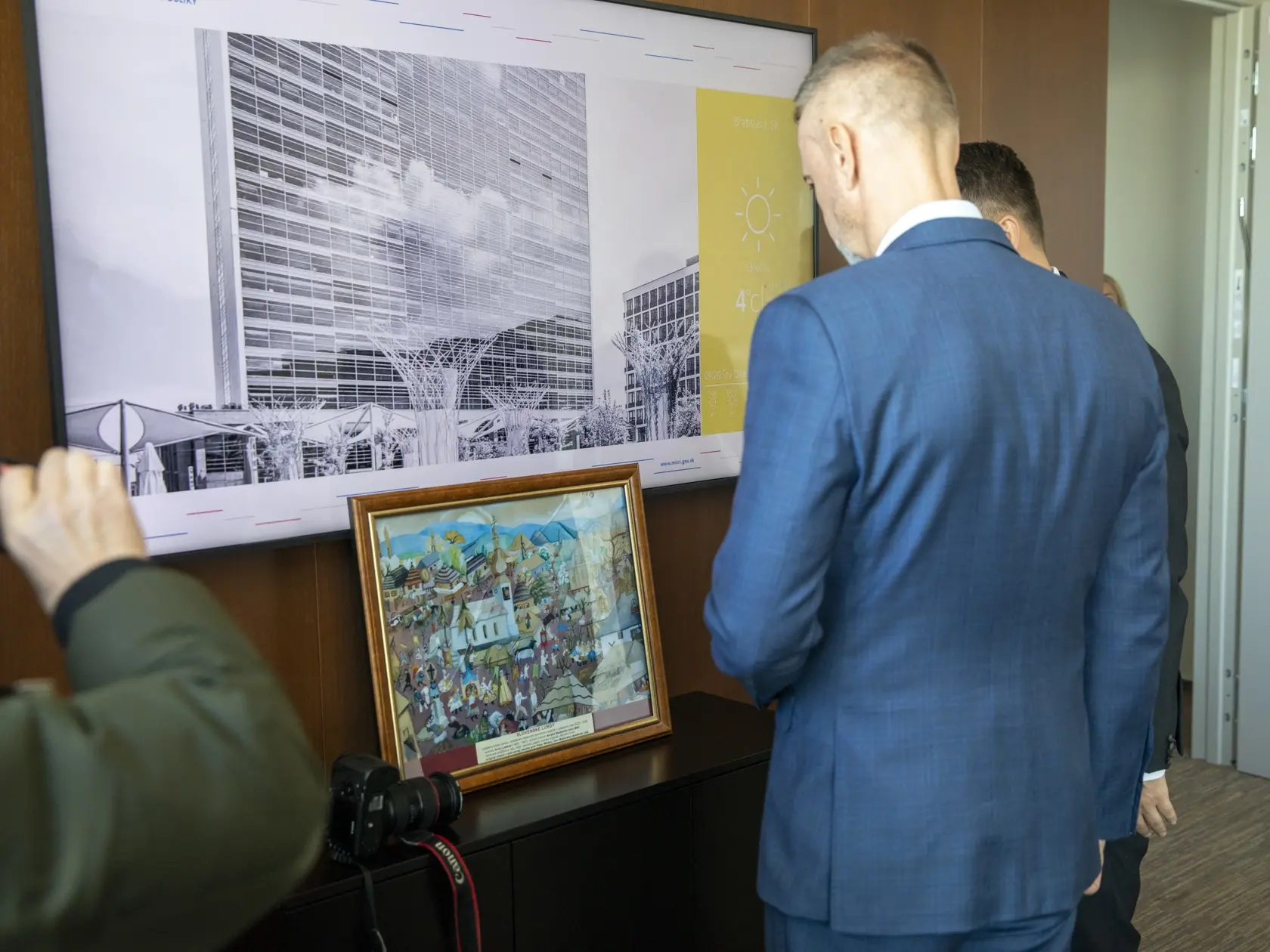 Na snimke je príchod nového ministra investícií, regionálneho rozvoja a informatizácie, MIRRI, Samuela Migaľa.
Úrad odovzdáva Richard Raši.