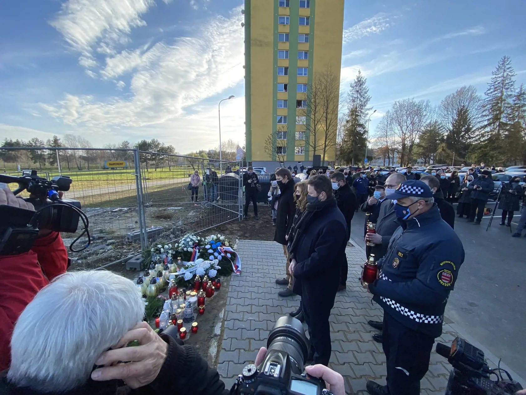 Zástupcovia mesta na pietnej spomienke, ktorá sa konala pred rokom. Tohto roku, pre pandémiu, budú iba individuálne spomienkové akty.