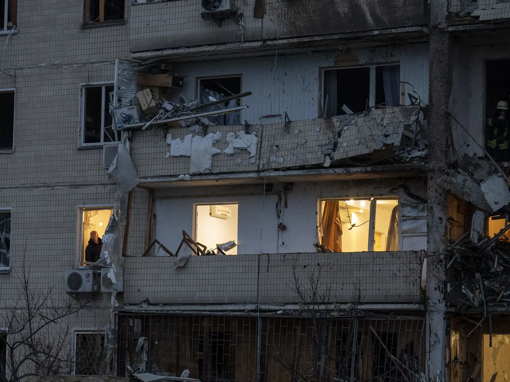 WA 21 Kyjev - Muž kontroluje materiálne škody v bytovke po raketovom útoku na ukrajinskú metropolu Kyjev v piatok 25. februára 2022. FOTO TASR/AP

 
A man inspects the damage at a building following a rocket attack on the city of Kyiv, Ukraine, Friday, Feb. 25, 2022. (AP Photo/Emilio Morenatti)