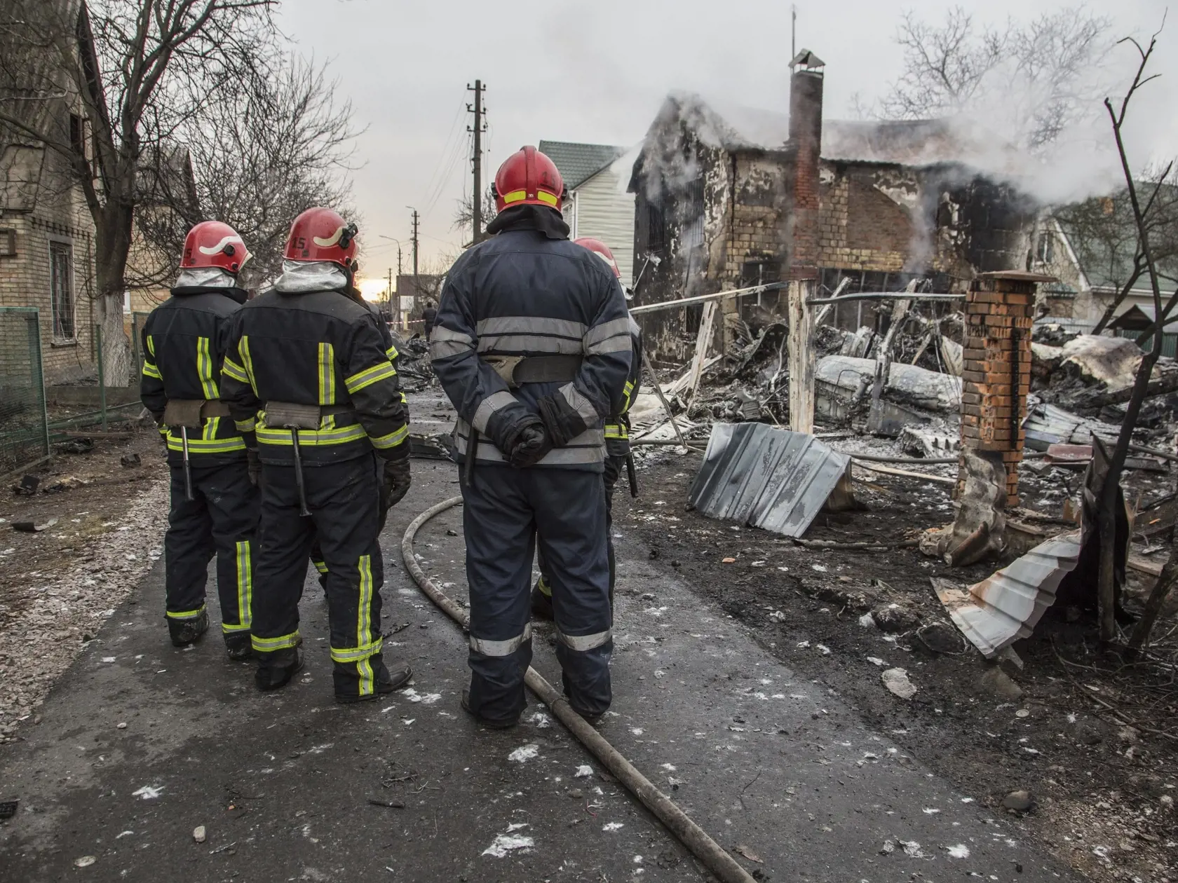 WA 23 Kyjev - Hasiči sa pozerajú na vrak zostreleného lietadla v Kyjeve počas druhého dňa ruskej invázie na Ukrajine v piatok 25. februára 2022. Nie je jasné, koho lietadlo havarovalo, a kto ho zostrelil. FOTO TASR/AP

 
Ukrainian firefighters look at fragments of a downed aircraft seen in in Kyiv, Ukraine, Friday, Feb. 25, 2022. It was unclear whose aircraft crashed and who brought it down amid the Russian invasion in Ukraine. Russia is pressing its invasion of Ukraine to the outskirts of the c