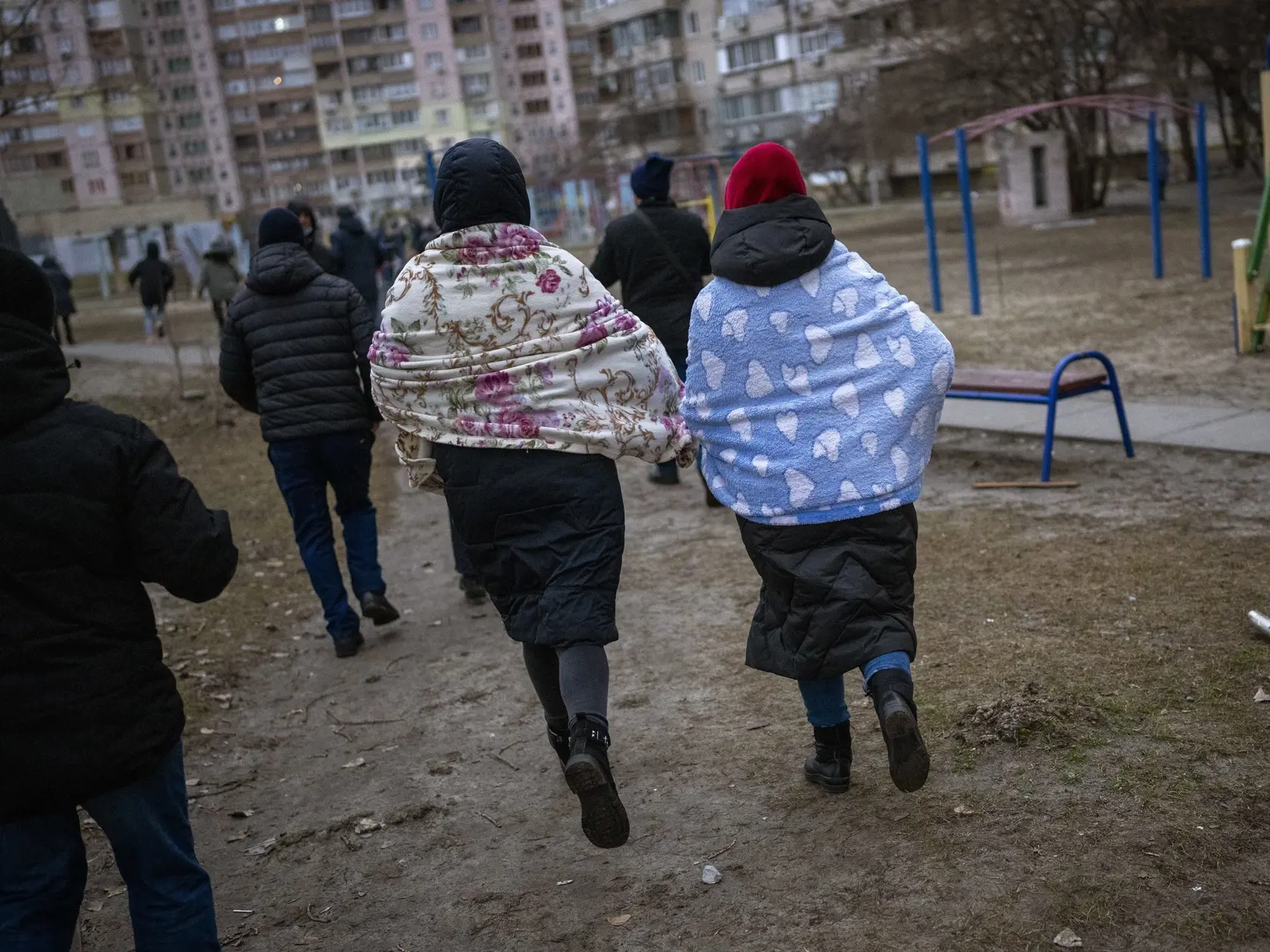 WA 13 Kyjev - Ľudia sa utekajú skryť do krytov počas sirén, ktoré oznamujú nové útoky ruskej armády v ukrajinskej metropole Kyjev v piatok 25. februára 2022. FOTO TASR/AP

 
People run to take shelter while the sirens sound announcing new attacks in the city of Kyiv, Ukraine, Friday, Feb. 25, 2022. (AP Photo/Emilio Morenatti)