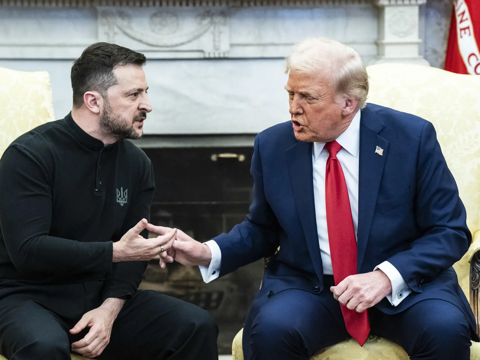 Volodymyr Zelenskyj a Donald Trump počas hádky v Bielom dome.