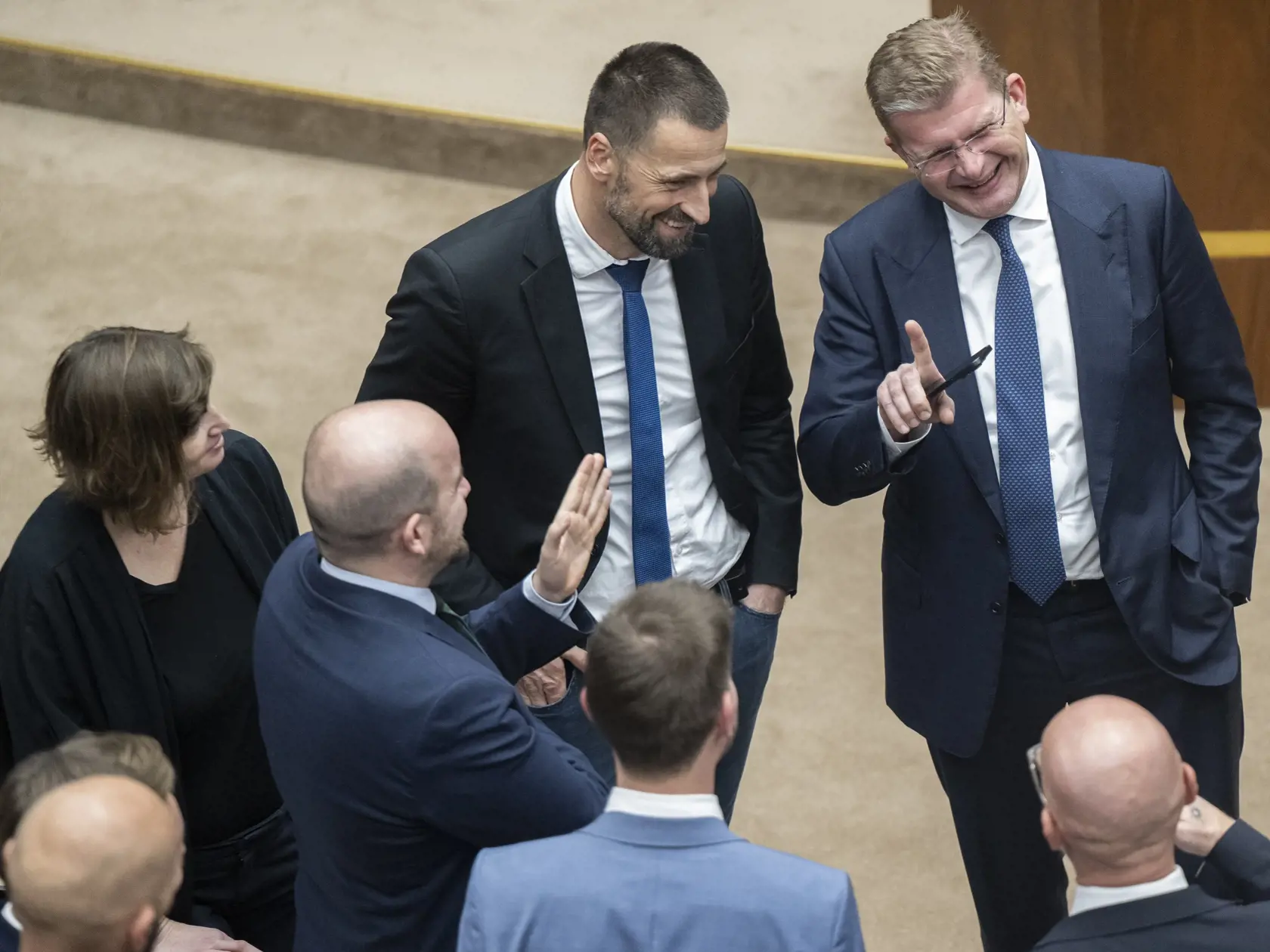 Na snímke poslanci parlamentu SR hore zľava Lucia Plaváková (PS), Marián Viskupič (SaS), dočasne poverený vedením Parlamentu Peter Žiga (Hlas-SD), poslanci Juraj Krúpa, Ondrej Dostál (obaja SaS), dole sprava Branislav Gröhling (SaS), Michal Šimečka a Martin Dubéci (obaja PS) počas mimoriadnej 24. schôdze NRSR 26. novembra 2024 v Bratislave. FOTO TASR - Martin Baumann