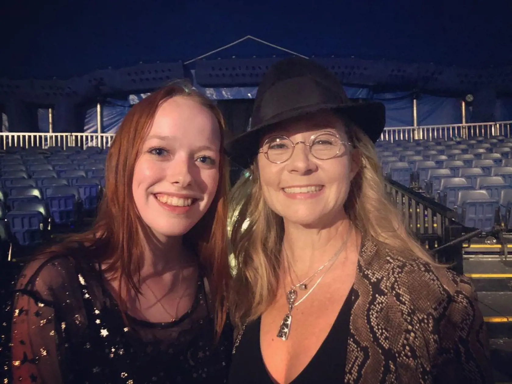Megan Follows (vpravo) dnes