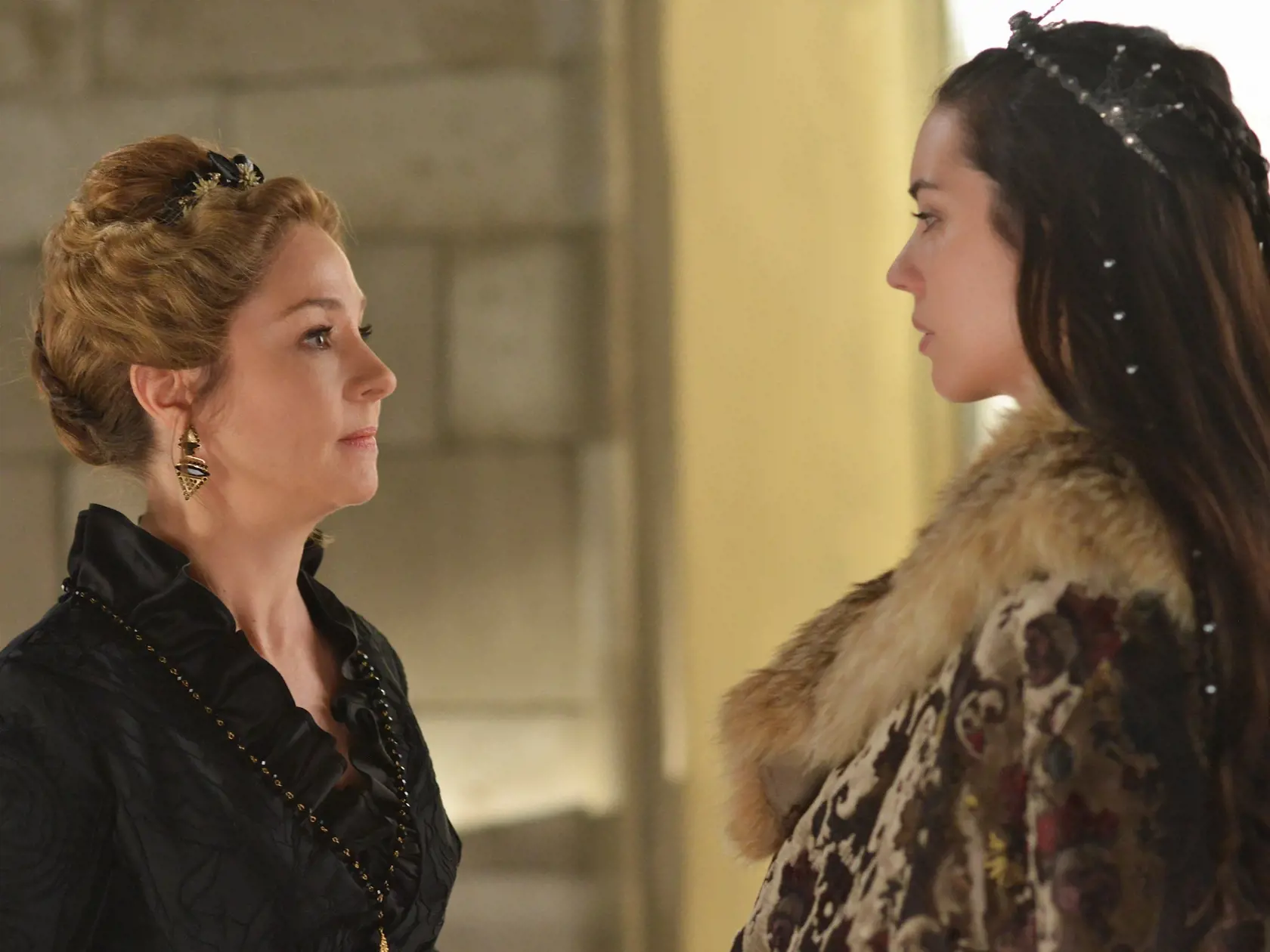 Megan Follows hviezdi v aktuálnom seriáli Vládkyňa.