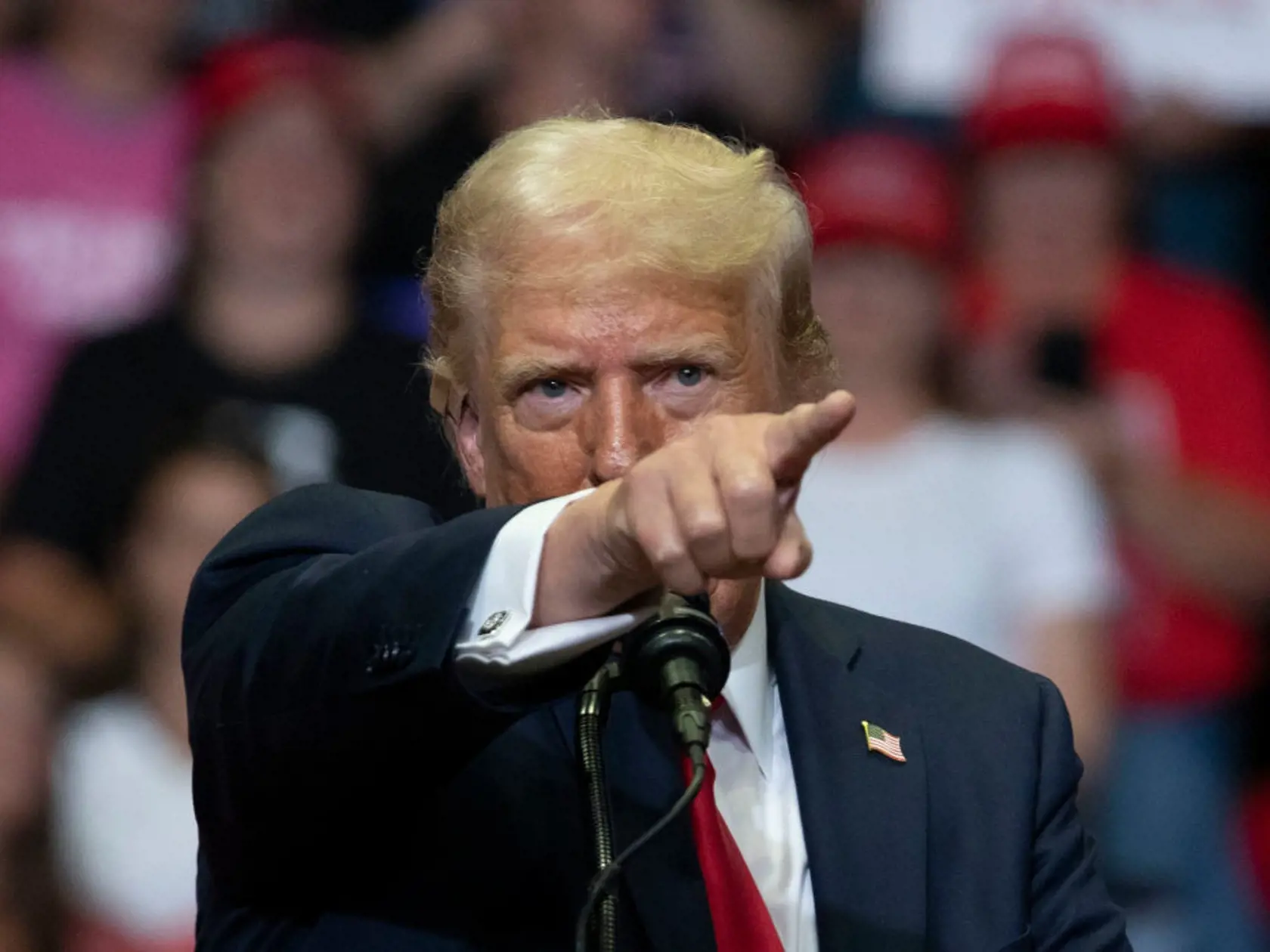 Donald Trump si už dal dole obväz z postreleného ucha. O špičku ucha prišiel, prelepil si ju leukoplastom.