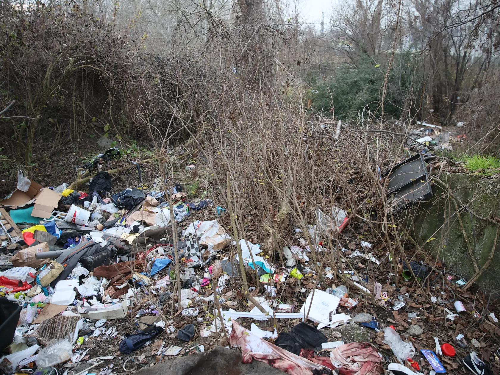 Miesto, kde prebývajú bezdomovci na Panónskej ulici v Bratislave. Na tomto hrozivom mieste zomrel Lukáš Hoffmann.