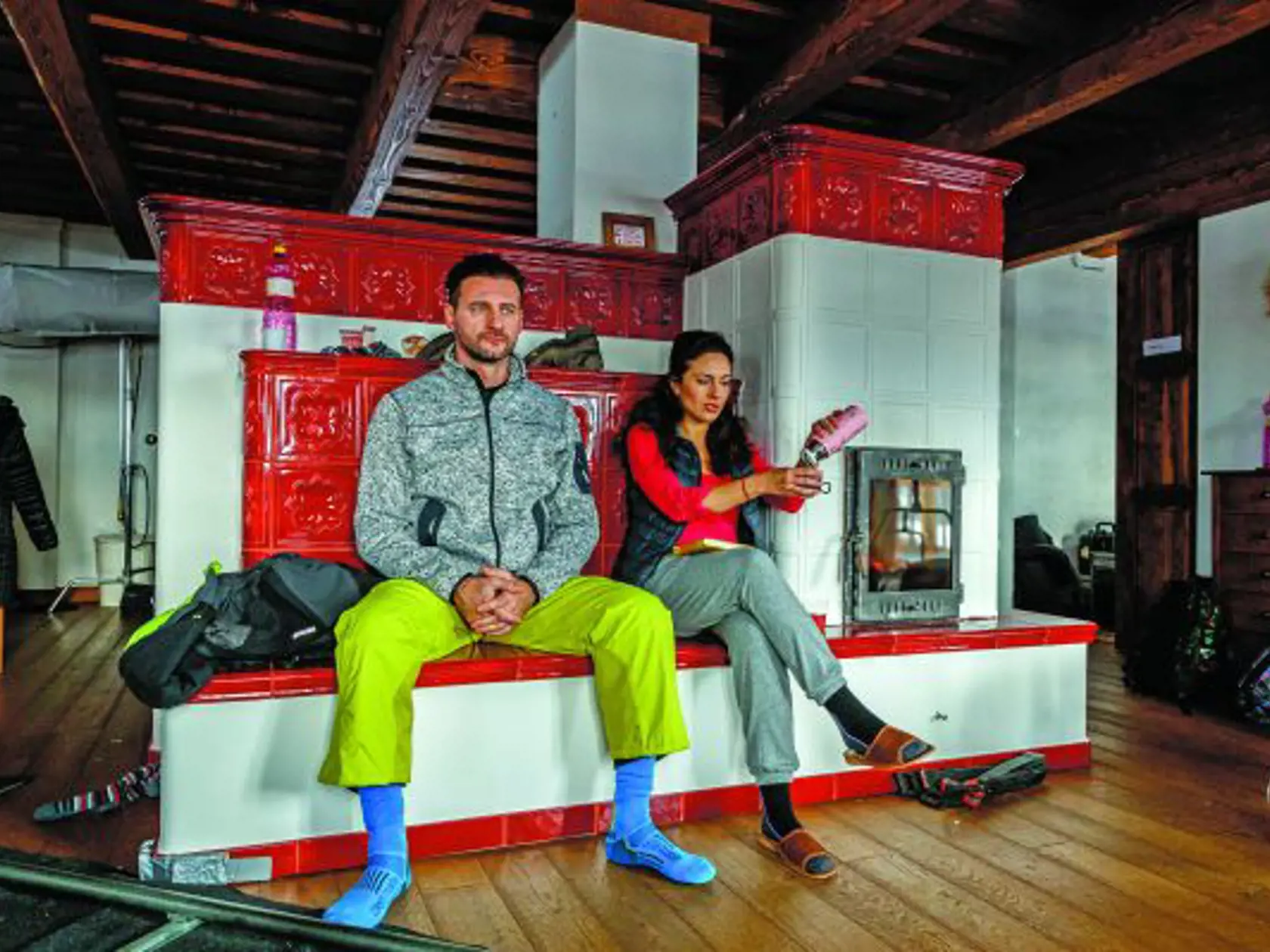 Šlofík pri peci: O teplú pec sa herci počas prestávok doslova bili. Len čo mali prestávku, postupne sa pri nej všetci vystriedali. Lucia Šiposová si na nej aj podriemkávala. Nakrúcať niekoľko hodín v mrazivých teplotách totiž nie je med lízať.