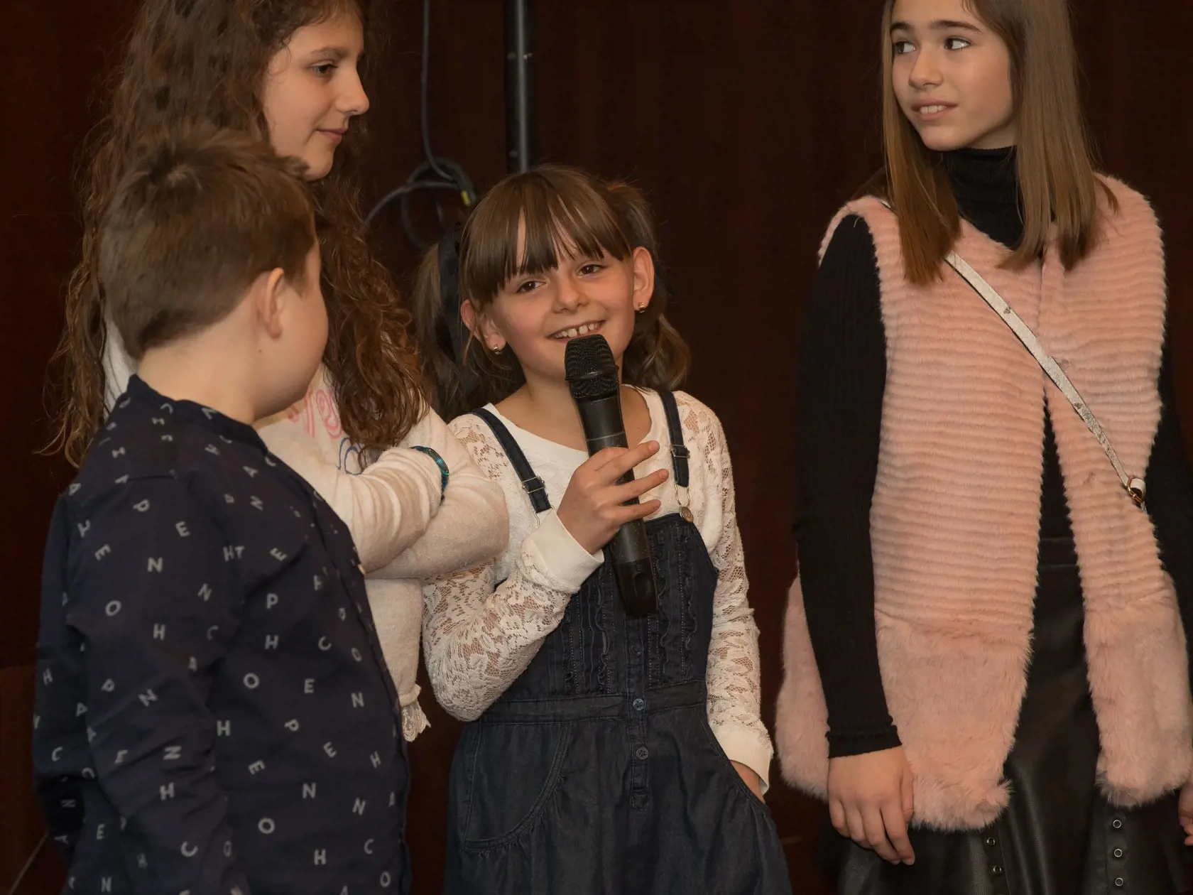 Tlačová konferencia TV JOJ v bratislavskom hoteli Kempinski k pripravovanej druhej sérii televízneho rodinného seriálu Prázdniny. Na snímke sú hlavní detskí predstavitelia. Na snímke sú detskí herci.