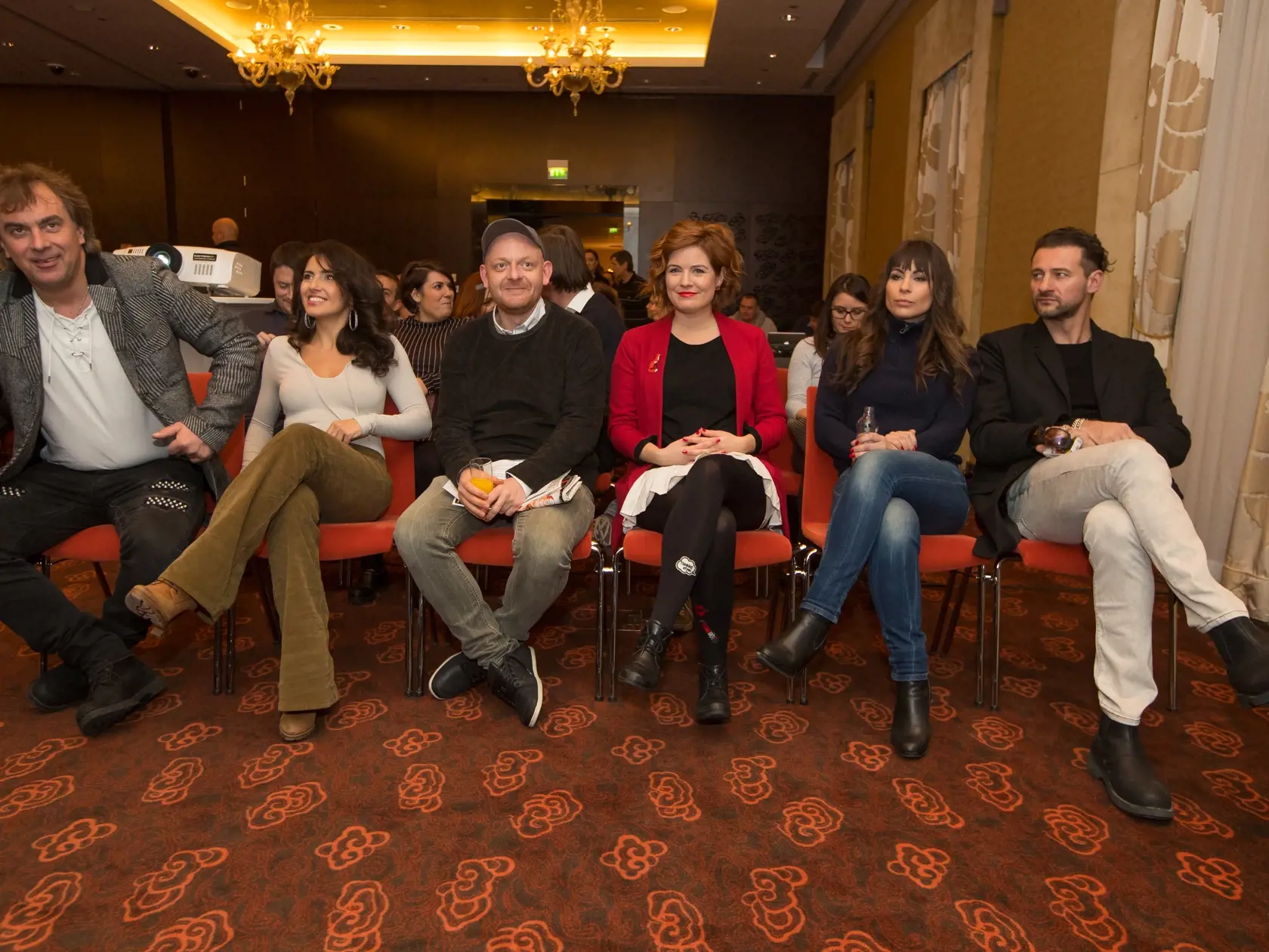 Tlačová konferencia TV JOJ v bratislavskom hoteli Kempinski k pripravovanej druhej sérii televízneho rodinného seriálu Prázdniny. Na snímke zľava je Tomáš Matonoha, Lucia Siposova, Ľuboš Kostelný, Zuzana Norisová Kristína Greppelová a Marko Igonda.