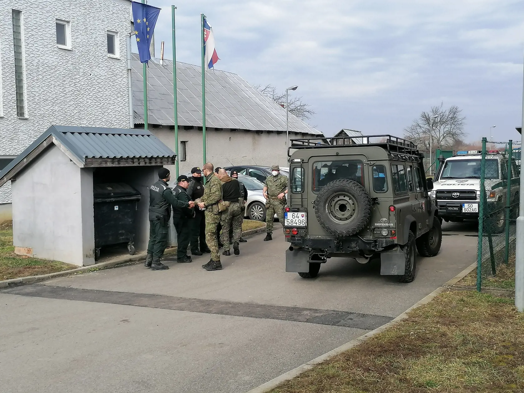 Na snímke vojaci, ktorí prišli posilniť hliadky polície na hraničnom priechode pre peších vo Veľkých Slemenciachv obci Veľké Slemence, orkes Michalovce v piatok 25. februára 2022. FOTO TASR - Jana Ďurašková