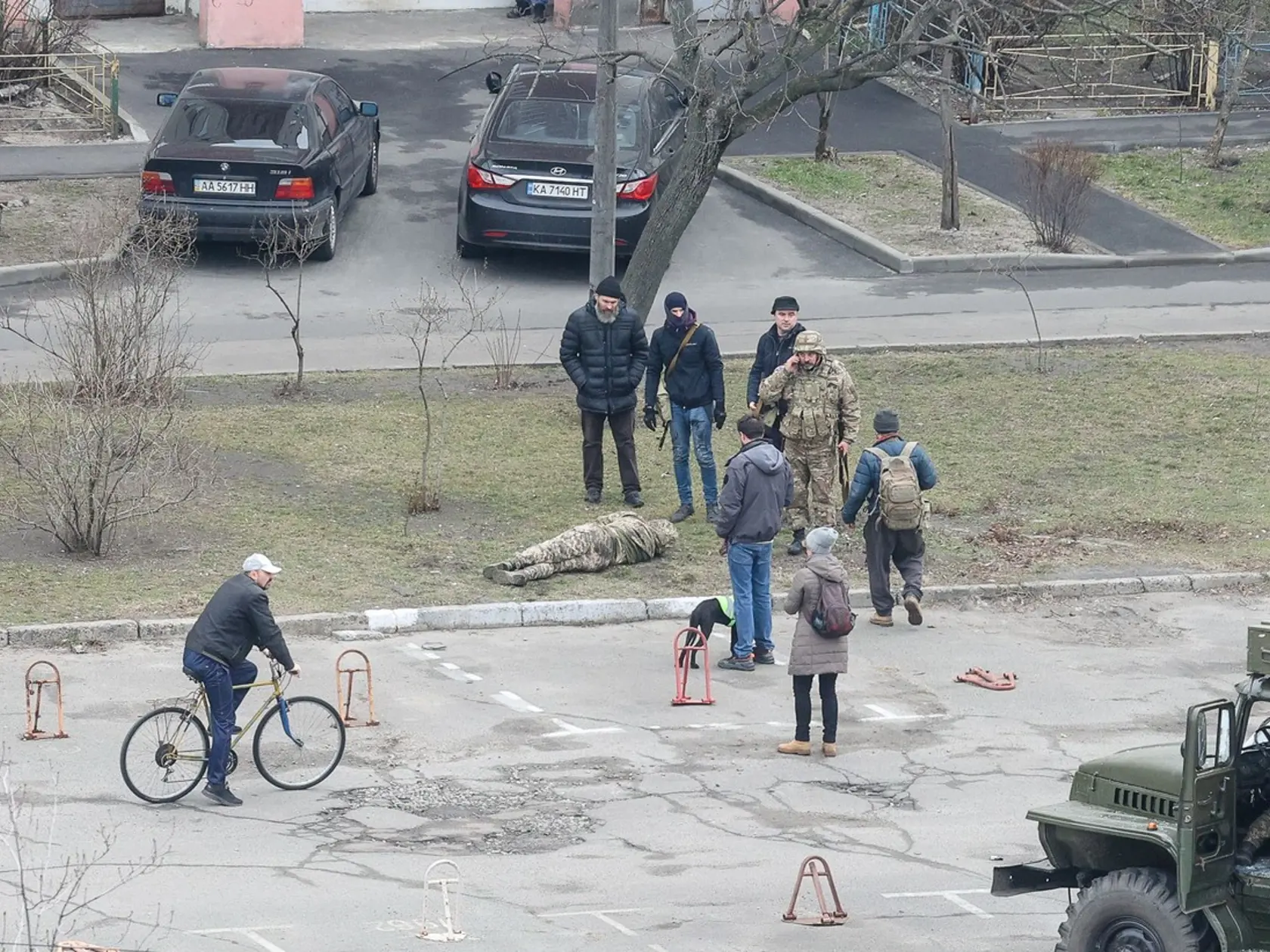 V Kyjeve zastrelili ruských diverzantov prezlečených za ukrajinských vojakov.