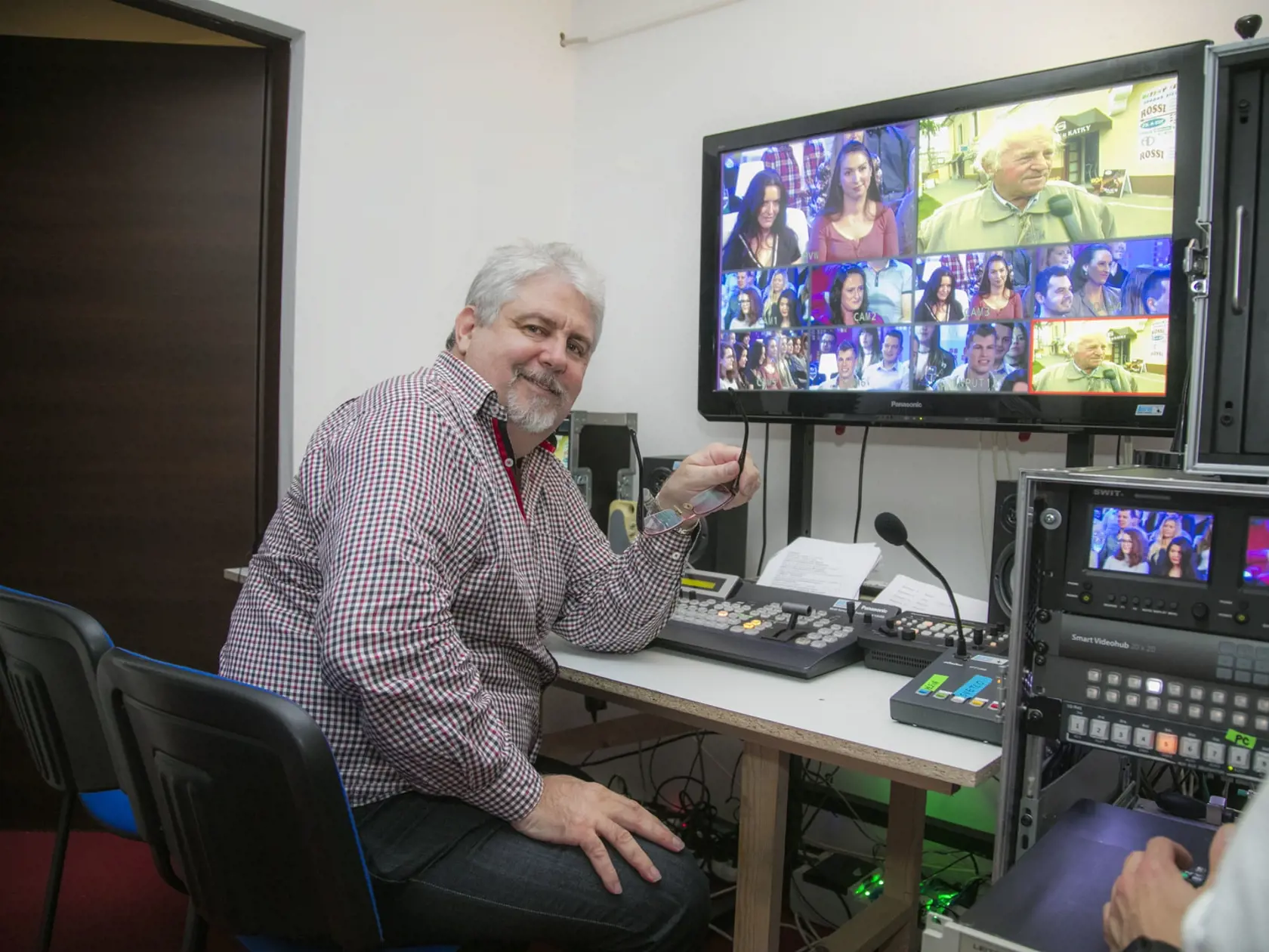 Andrásy dáva pokyny moderátorom do štúdia a na obrazovkách sleduje priebeh nakrúcania.