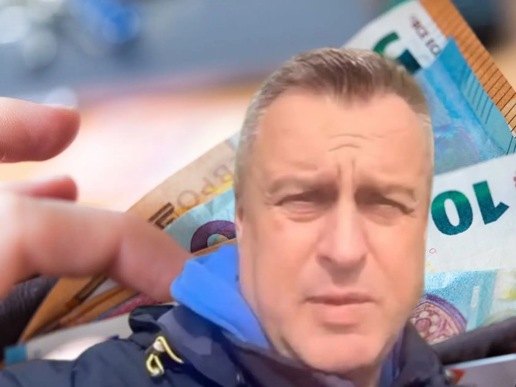 Na fotokoláži v poredí predseda SNS Andrej Danko na fotografii z videa, ktoré natočil na Záhorí. Líder národniarov ostro kritizoval transakčnú daň, ktorú schválila vláda premiéra Roberta Fica (Smer), pričom Dankova SNS je jej súčasťou. 