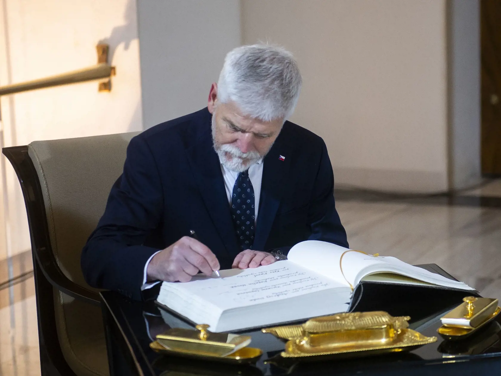 Na snímke český prezident Petr Pavel sa podpisuje do knihy návštev Pražského hradu počas príchodu na summit krajín V4 na Pražskom hrade 22. novembra 2023 v Prahe. FOTO TASR - Jakub Kotian
