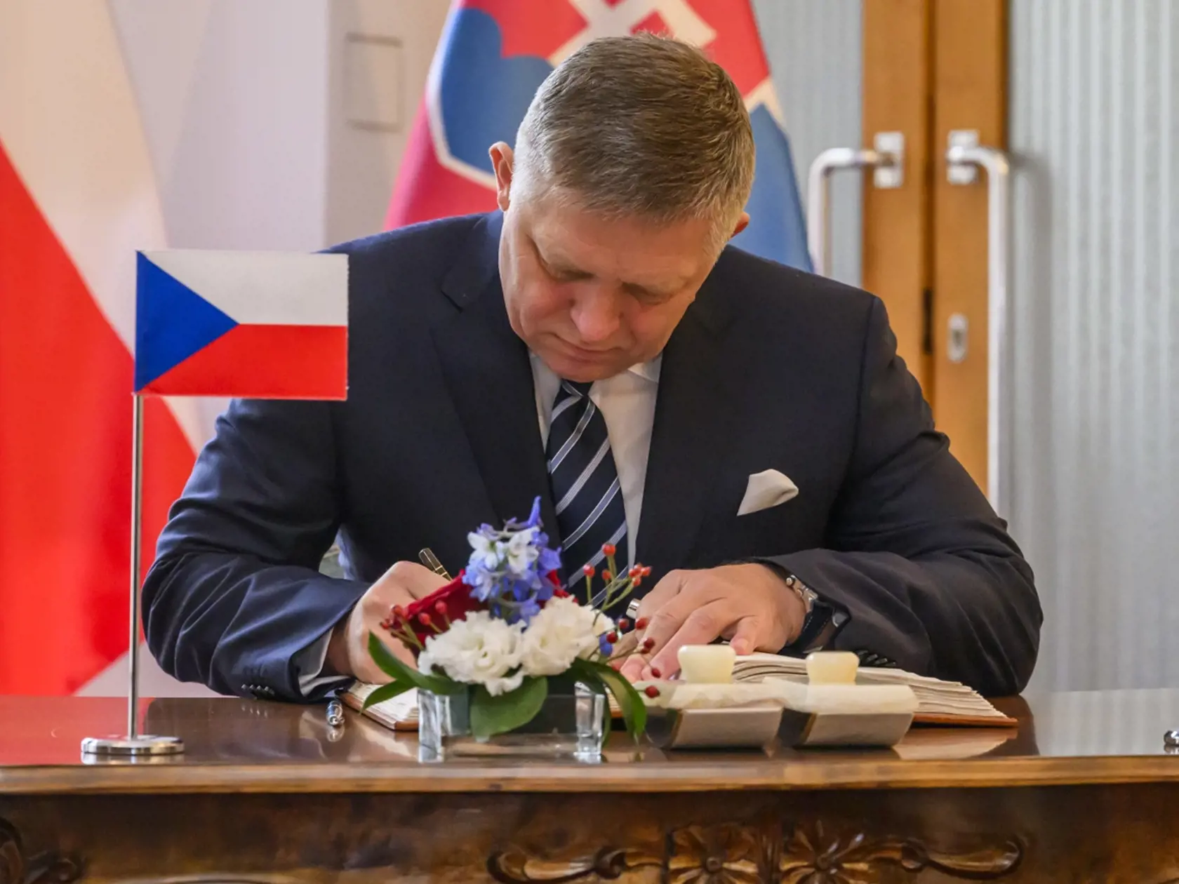 Najvyhľadávanejším Slovákom sa stal premiér Robert Fico. Na snímke predseda vlády SR Robert Fico sa zapisuje do čestnej knihy návštev na Úrade vlády ČR v Prahe 24. novembra 2023. FOTO TASR - Jaroslav Novák