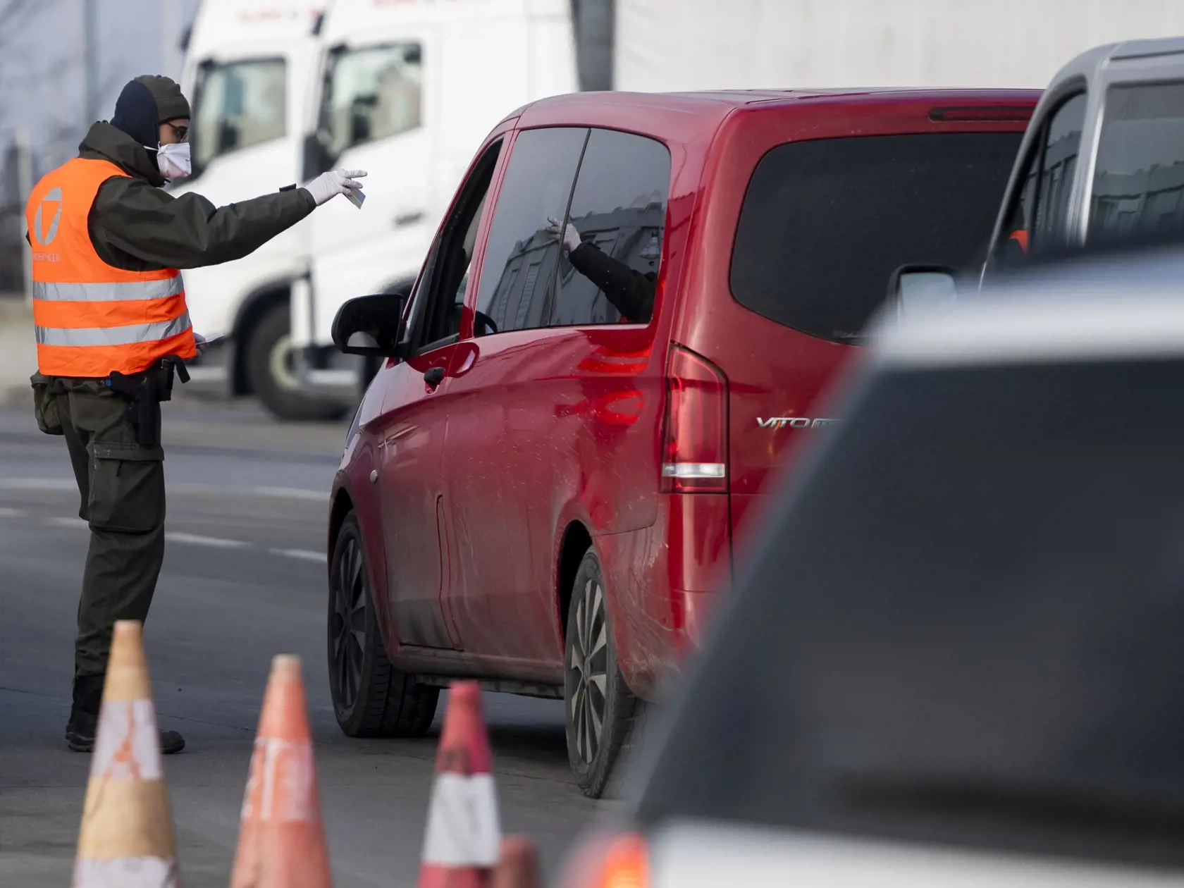 Na snímke rakúska policajná kontrola na slovensko-rakúskom diaľničnom hraničnom priechode Petržalka-Berg, v Bratislave.