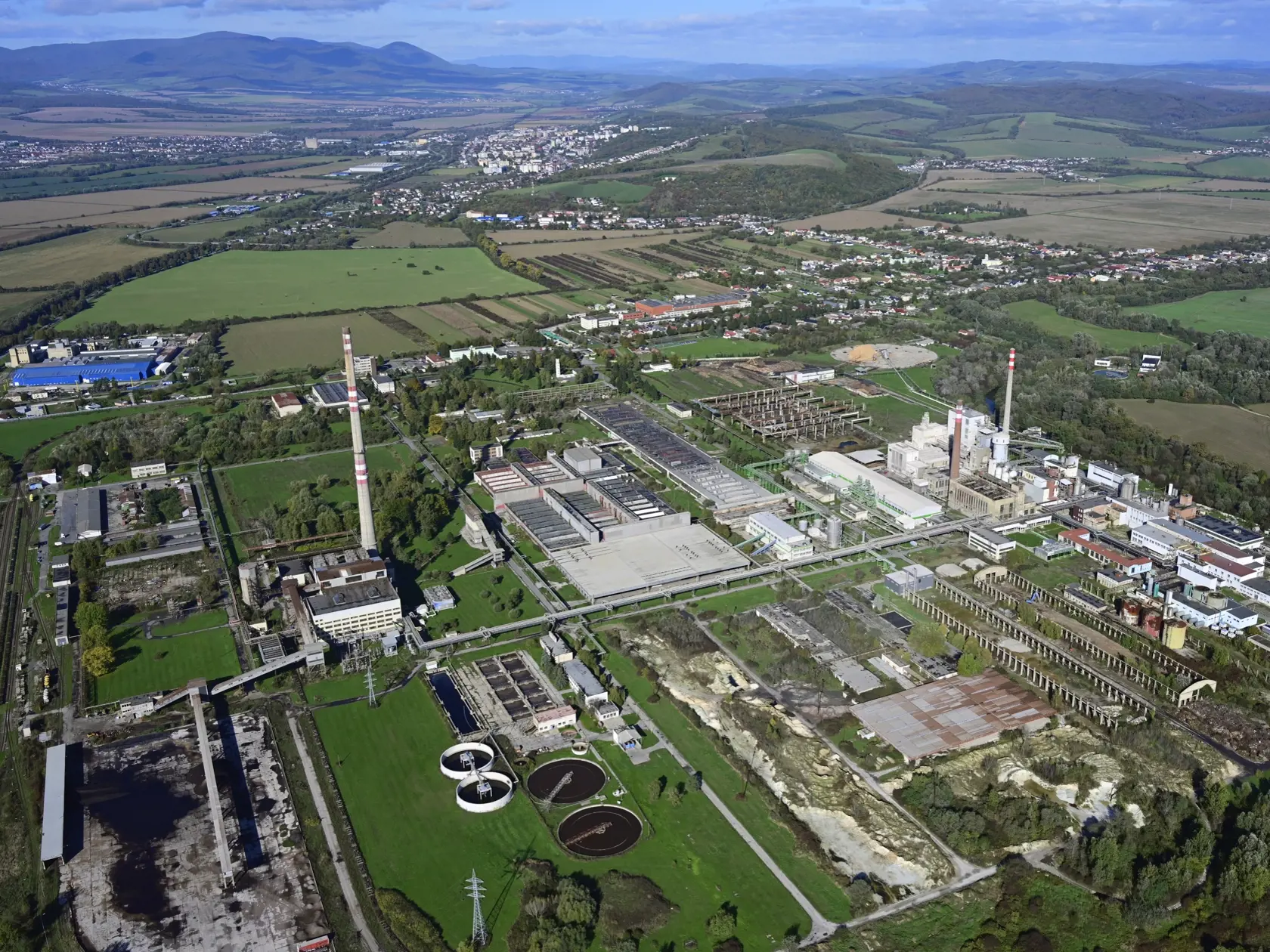 Na leteckej snímke zo 14. októbra 2024 areál fabriky spoločnosti BUKÓZA HOLDING, a. s. pri obci Hencovce v okrese Vranov nad Topľou. FOTO TASR - Milan Kapusta
