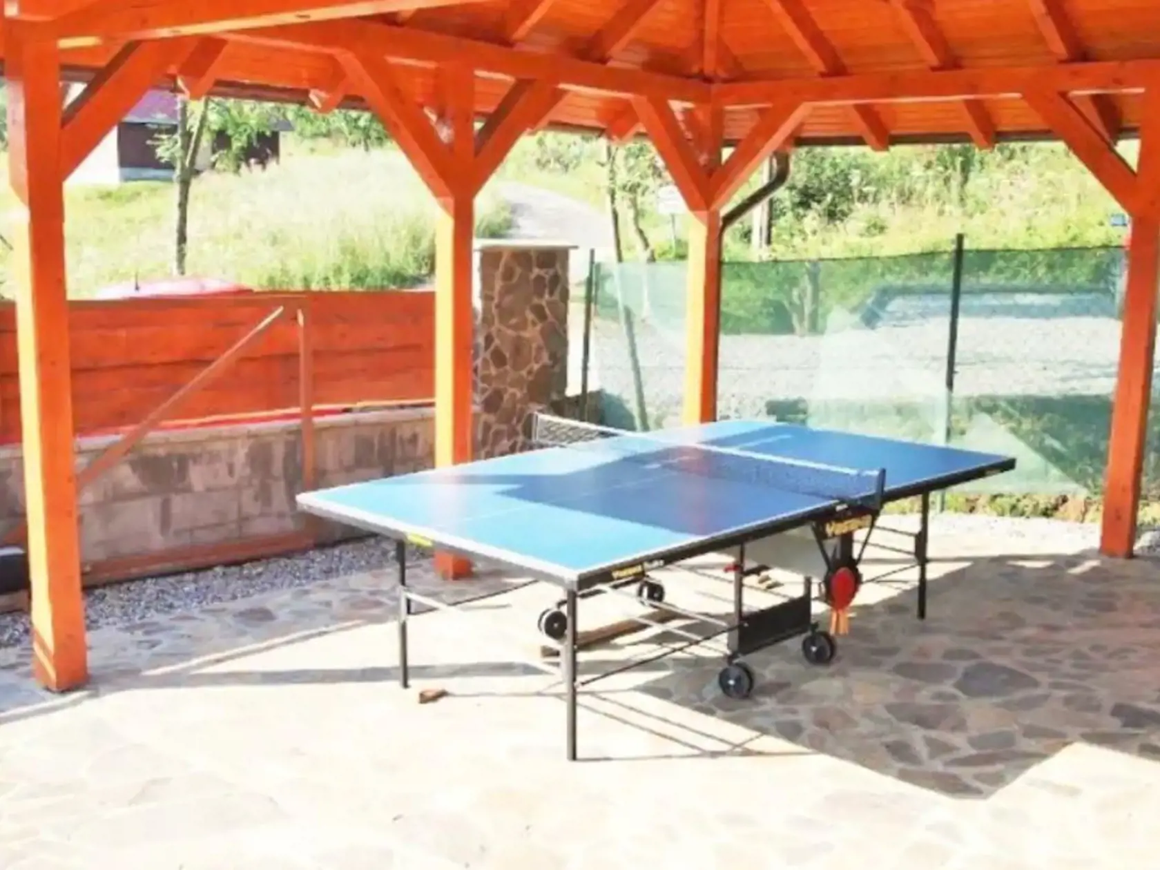 Pre hostí je nachystaný aj stôl na stolný tenis.