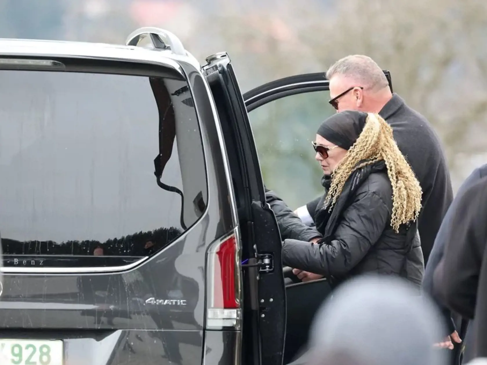 Posledná rozlúčka so speváčkou Helenou Zeťovou, ktorá náhle zomrela vo veku 44 rokov. Na snímke mama Alena. 