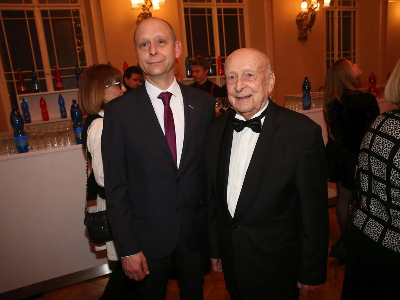 Jakub Zindulka (vľavo) sa venuje dnes réžii divadelných hier. Pred tromi rokmi v marci pochoval svojho otca Stanislava (vpravo).