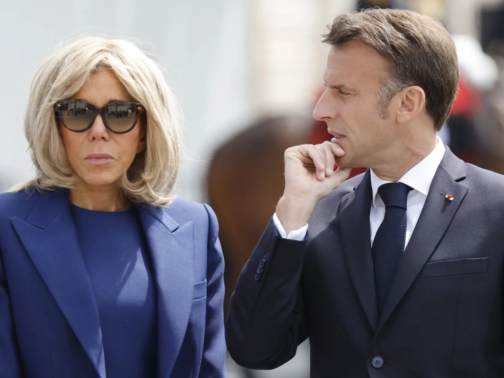 Francúzsky prezident Emmanuel Macron a jeho manželka Brigitte Macronová čakajú na príchod amerického prezidenta Joea Bidena pred Víťazným oblúkom v Paríži v sobotu 8. júna 2024. Biden v stredu pricestoval na pätdňovú  návštevu Francúzska, kde sa v Normandii zúčastnil na oslavách 80. výročia vylodenia spojencov. Do Francúzska pricestoval počas volebného roka. Podľa prieskumov pred novembrovými prezidentskými voľbami zvádza tesný súboj s republikánom Donaldom Trumpom.