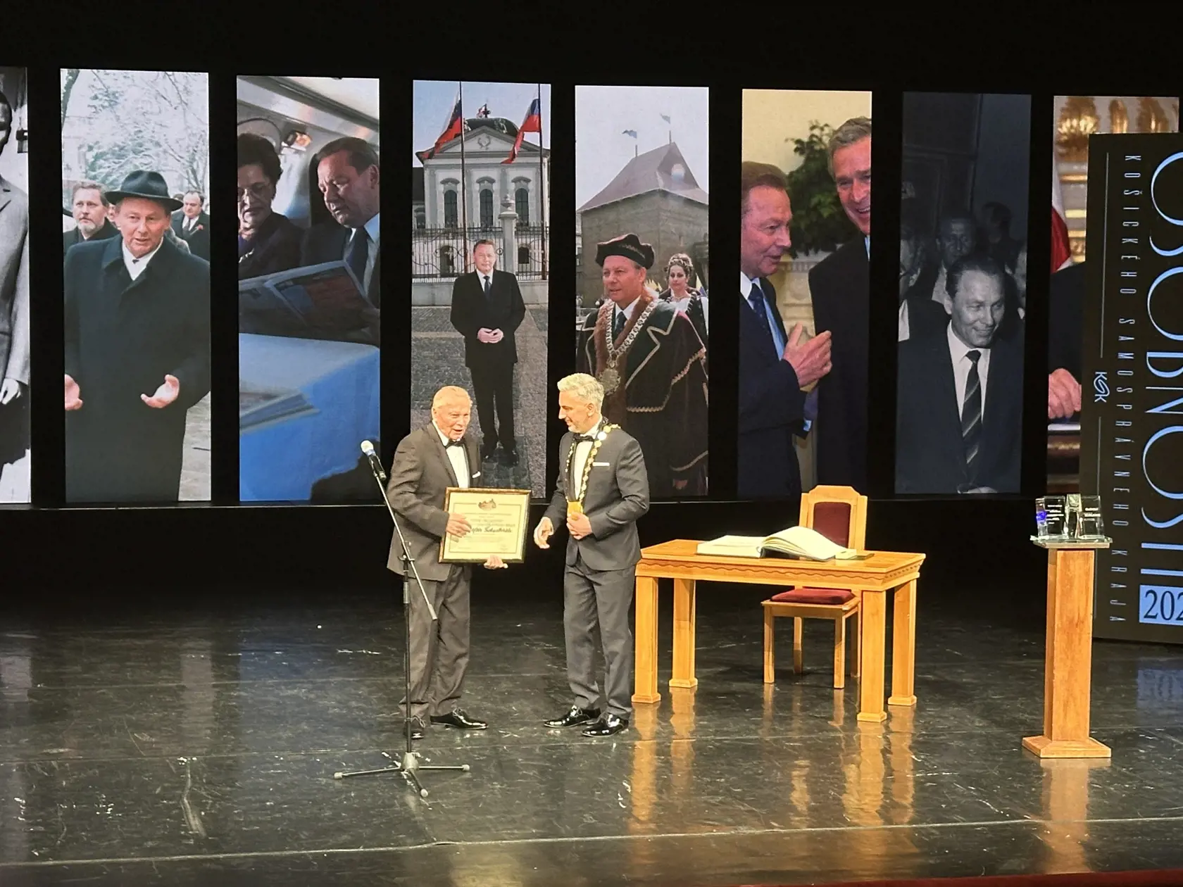 „Ide o poukázanie na celoživotný prínos osobnosti v prospech košického kraja. A myslím, že prezident Rudolf Schuster mnohokrát dokázal to, že jeho pridaná hodnota je obrovská,“ odpovedal predseda kraja Trnka.