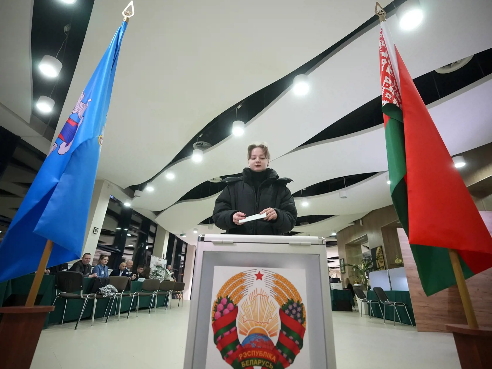 KK7 Minsk - Žena volí vo volebnej miestnosti v Minsku počas prezidentských volieb v Bielorusku v nedeľu 26. januára 2025. V Bielorusku sa v nedeľu ráno o 8.00 miestneho času (6.00 SEČ) otvorili volebné miestnosti pri príležitosti prezidentských volieb. Ide o prvé voľby hlavy štátu od masívnych protestov po voľbách spred piatich rokov, v ktorých s prehľadom zvíťazil doterajší prezident Alexandr Lukašenko. FOTO TASR/AP
A woman casts her ballot at a polling station during a voting in presidential elections in Minsk, Belarus, Sunday, Jan. 26, 2025. (AP Photo/Pavel Bednyakov)