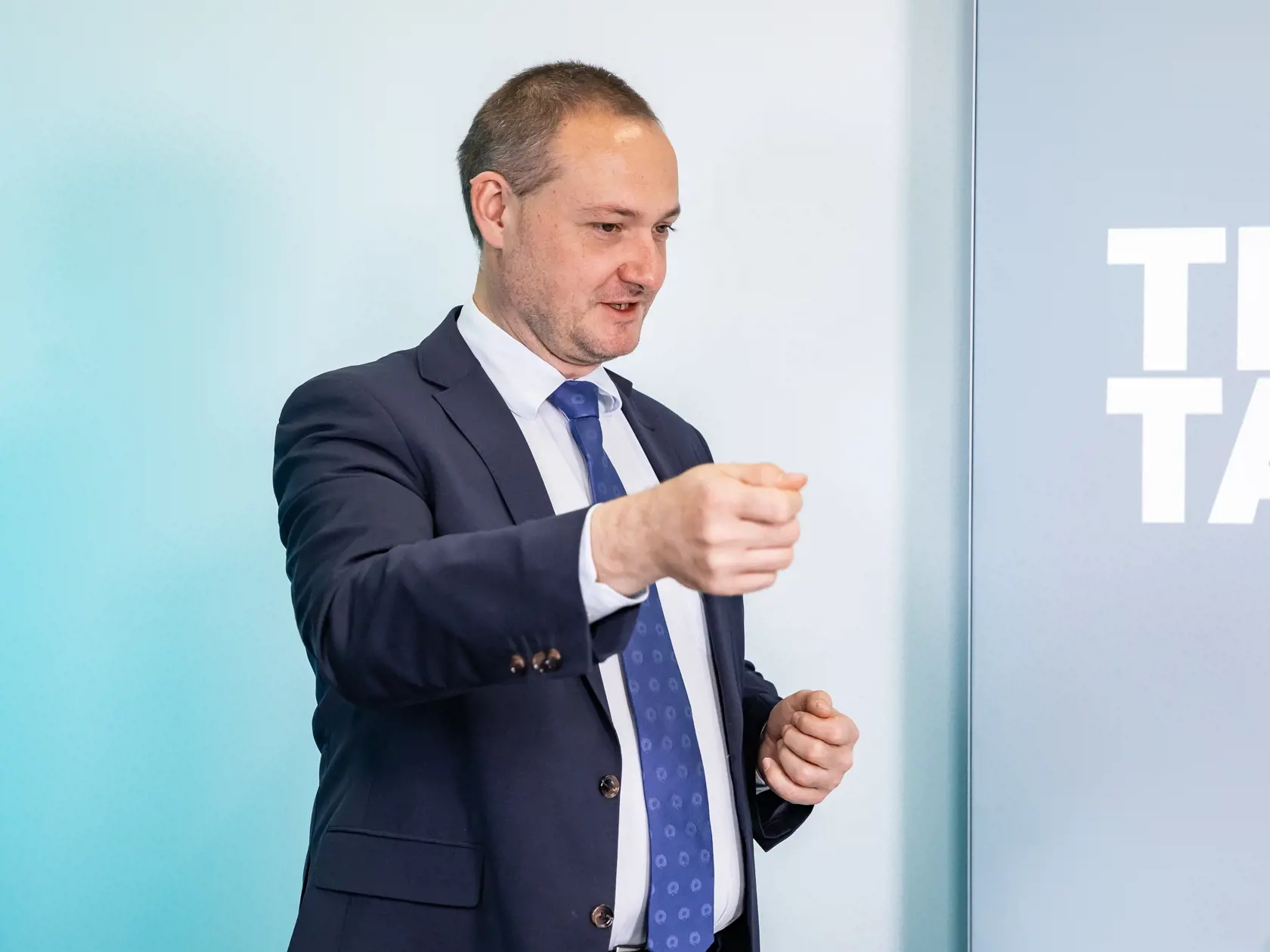 Diskusná relácia "Teraz Takto s Ankou Žitnou", ktorej hosťom bol Eduard Burda, dekan Právnickej fakulty UK. Dotkol sa aj "sporu" s exministerkou Kolíkovou.