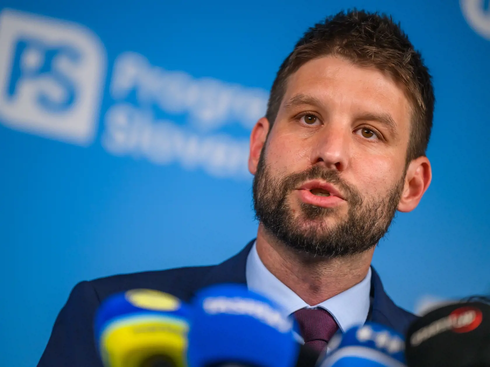 Na snímke podpredseda Národnej rady SR a predseda hnutia Progresívne Slovensko Michal Šimečka počas tlačovej konferencie na tému: Sú presne ako komunisti. Cenzurujú, kádrujú a útočia na rodinu. V Bratislave 23. augusta 2024.