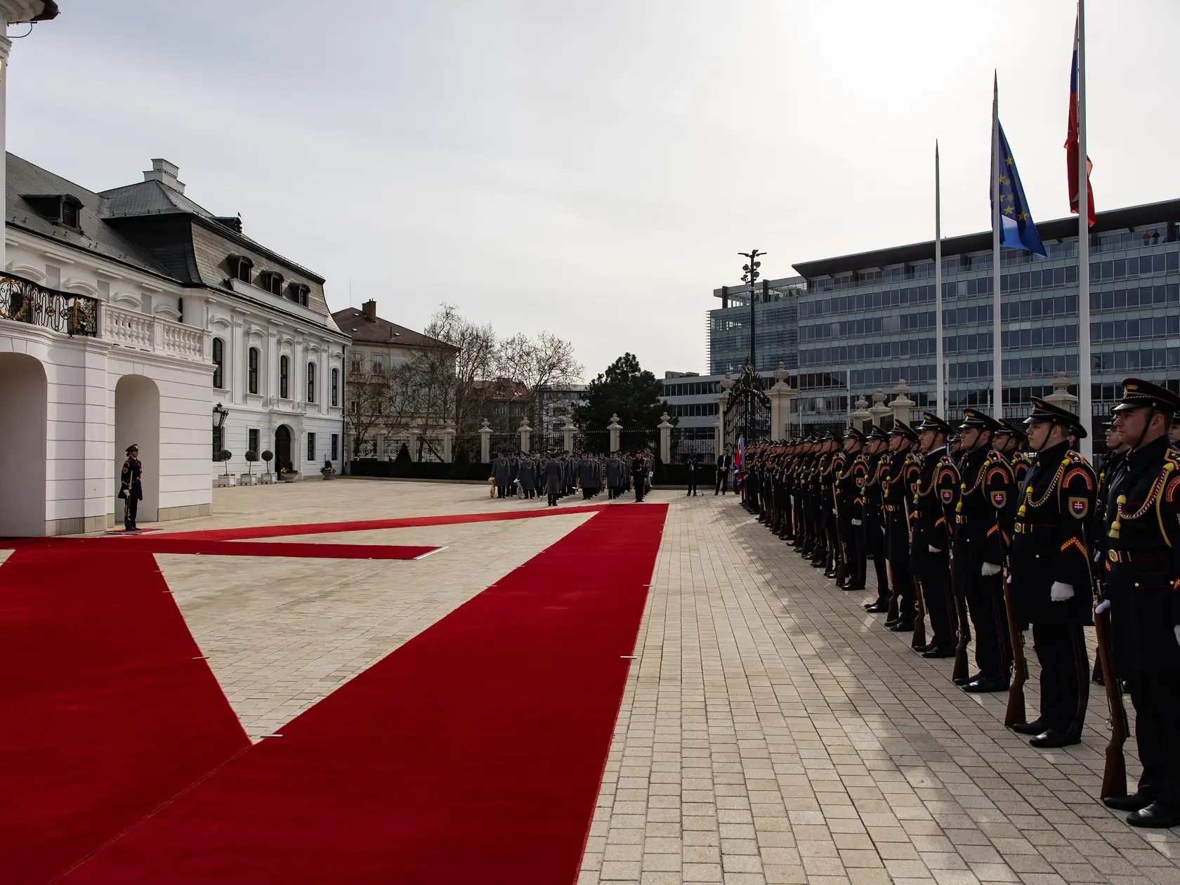 Prezident SR Peter Pellegrini víta v Grasalkovičovom paláci prezidentku Indickej republiky Draupadi Murmúovú.
