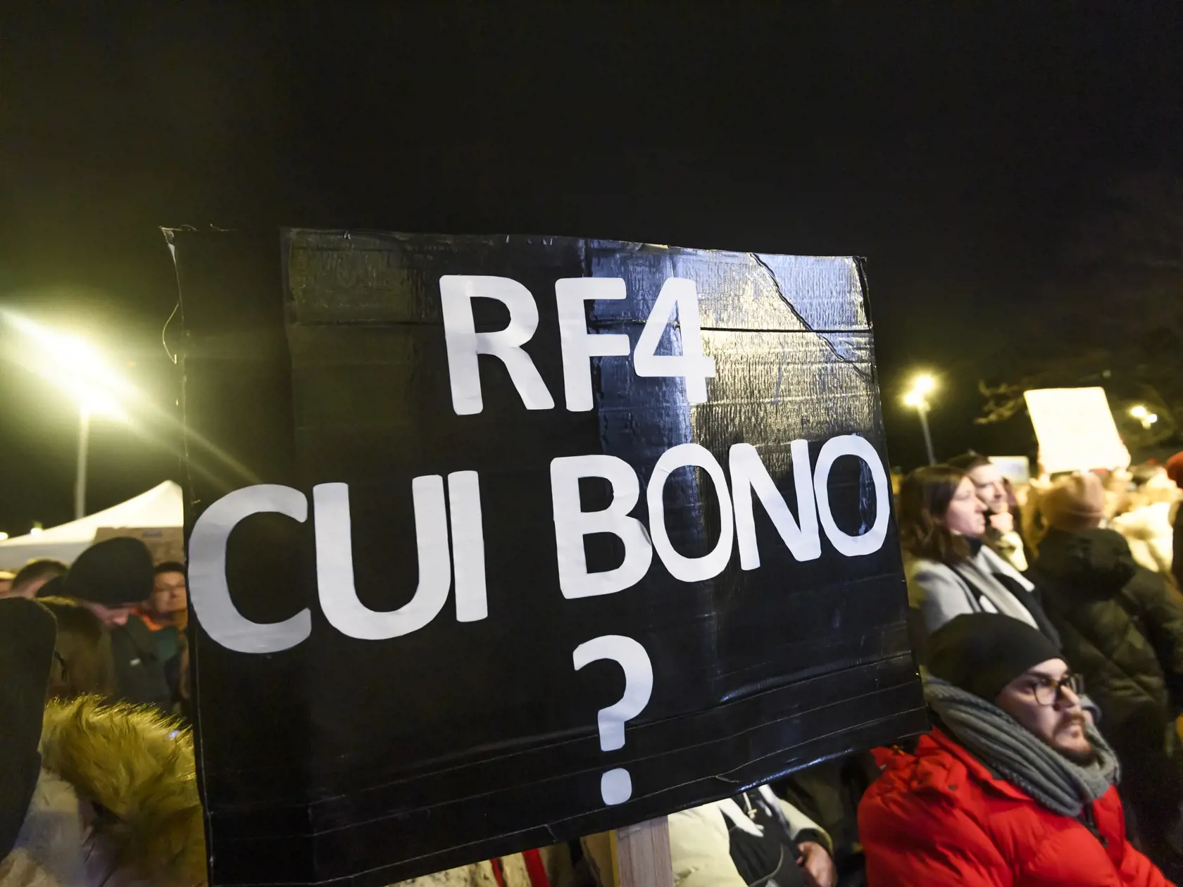 Na snímke ľudia sa účastnia na druhom spoločnom proteste opozície - hnutia Progresívne Slovensko (PS), strany Sloboda a Solidarita (SaS) a Kresťanskodemokratického hnutia proti rušeniu Úradu Špeciálnej prokuratúry (ÚPŠ) pred Úradom vlády SR v Bratislave 12. decembra 2023.