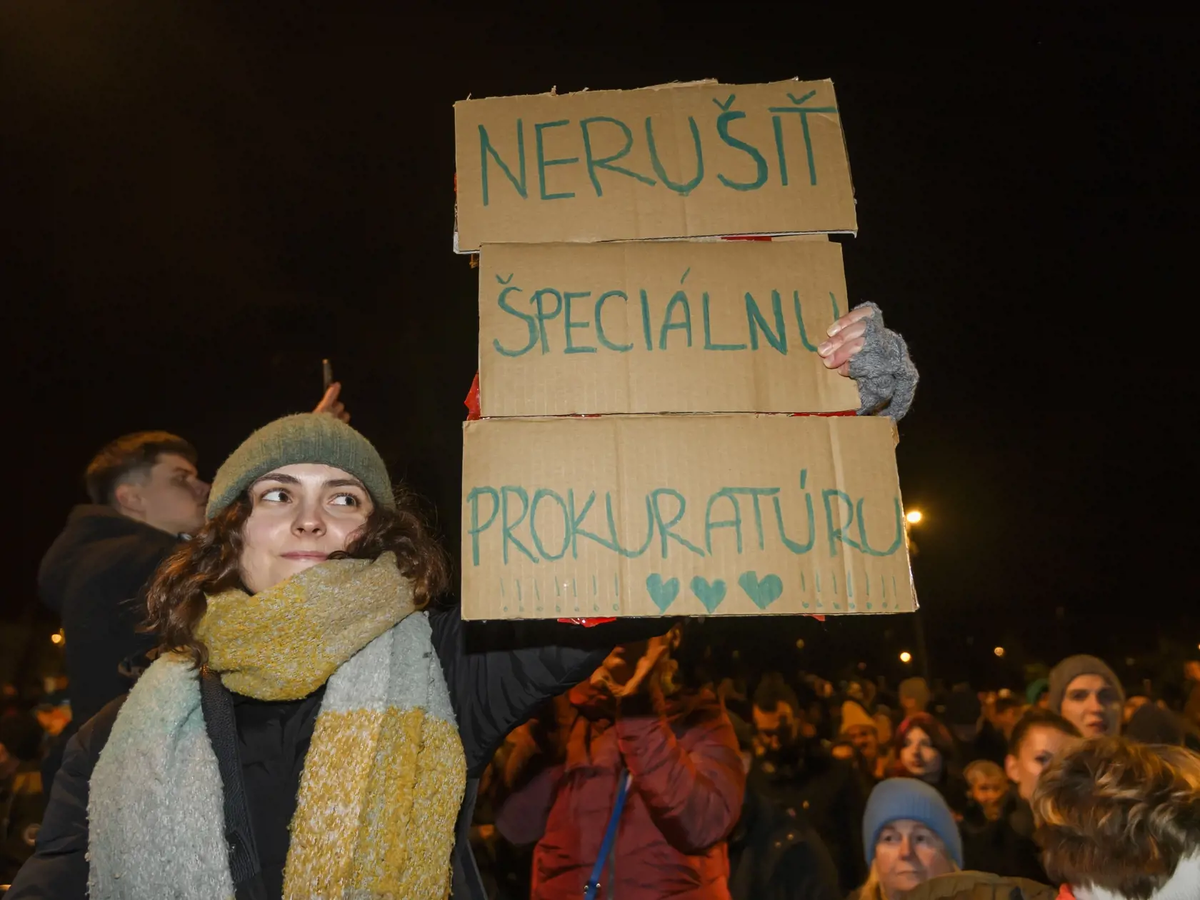 Na snímke ľudia sa účastnia na druhom spoločnom proteste opozície - hnutia Progresívne Slovensko (PS), strany Sloboda a Solidarita (SaS) a Kresťanskodemokratického hnutia proti rušeniu Úradu Špeciálnej prokuratúry (ÚPŠ) pred Úradom vlády SR v Bratislave 12. decembra 2023.