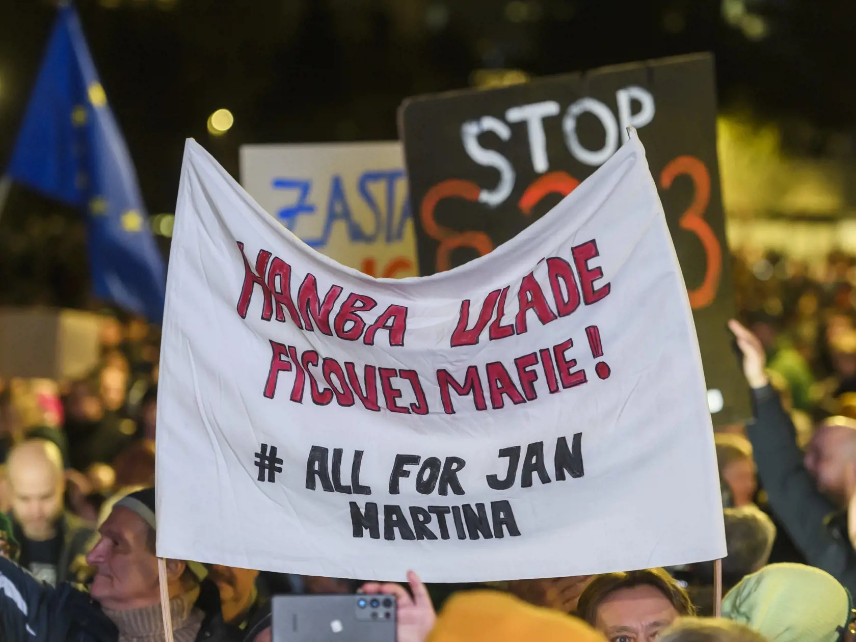 Na snímke ľudia sa účastnia na druhom spoločnom proteste opozície - hnutia Progresívne Slovensko (PS), strany Sloboda a Solidarita (SaS) a Kresťanskodemokratického hnutia proti rušeniu Úradu Špeciálnej prokuratúry (ÚPŠ) pred Úradom vlády SR v Bratislave 12. decembra 2023.