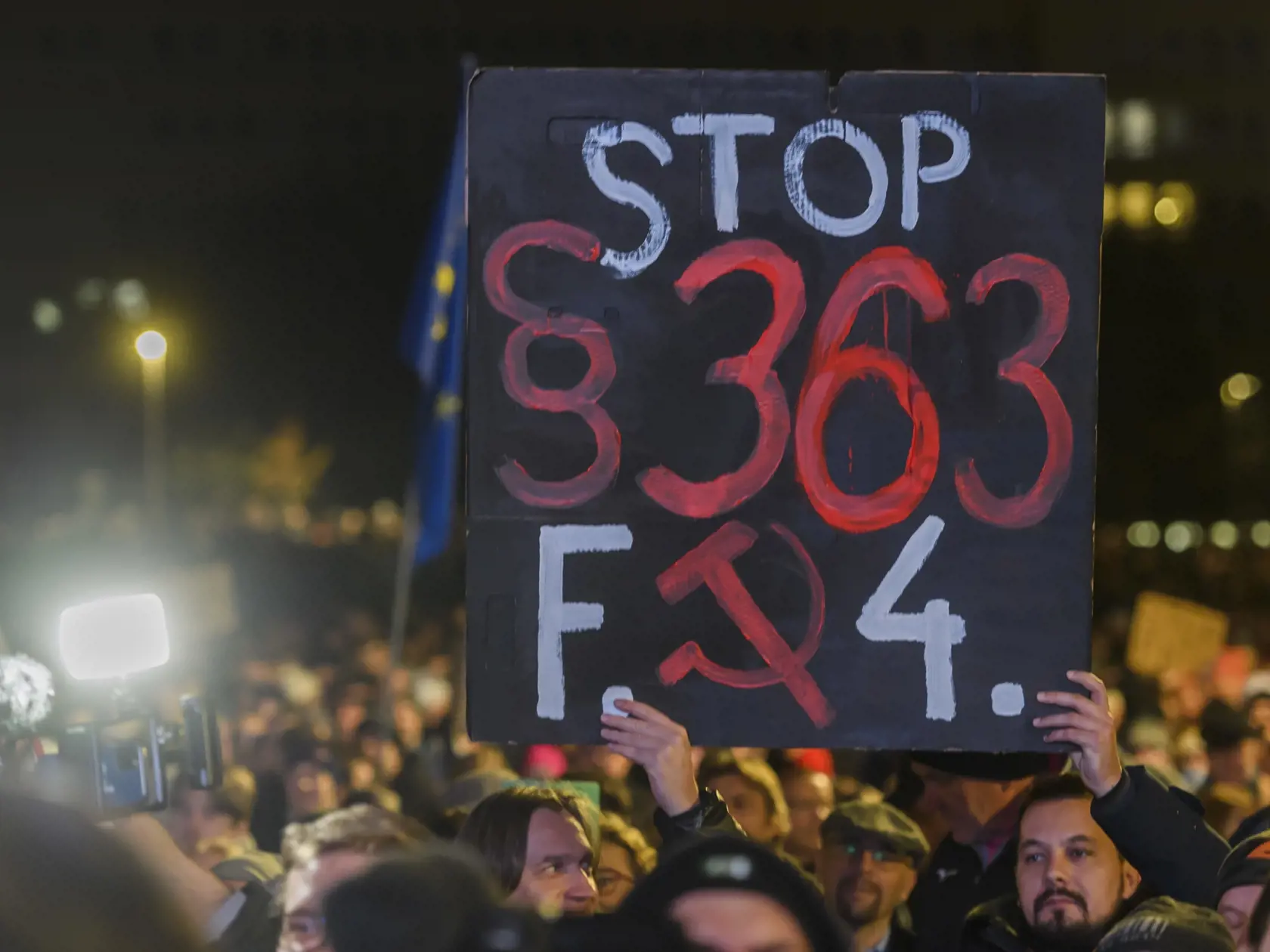 Na snímke ľudia sa účastnia na druhom spoločnom proteste opozície - hnutia Progresívne Slovensko (PS), strany Sloboda a Solidarita (SaS) a Kresťanskodemokratického hnutia proti rušeniu Úradu Špeciálnej prokuratúry (ÚPŠ) pred Úradom vlády SR v Bratislave 12. decembra 2023.
