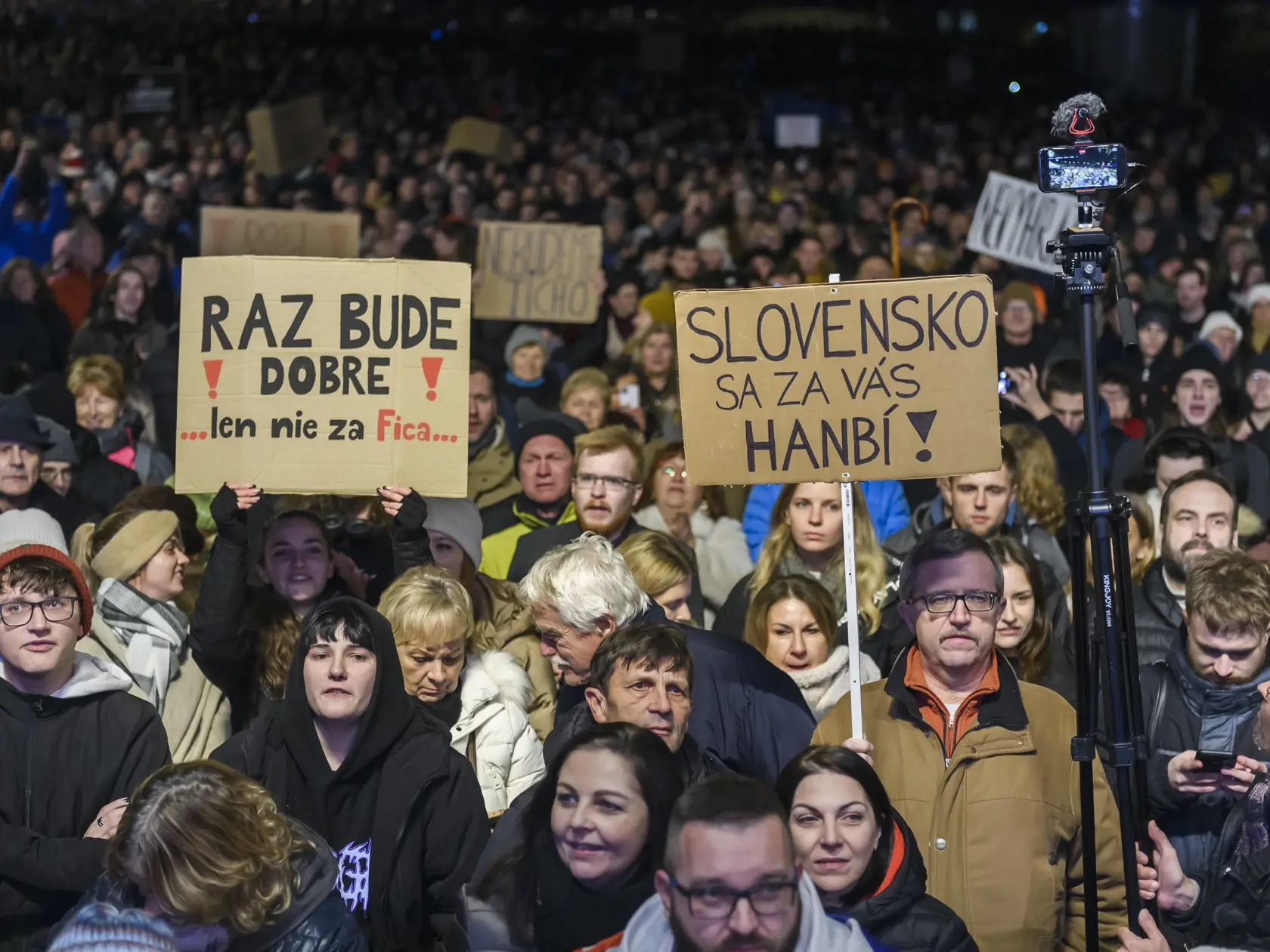 Na snímke ľudia sa účastnia na druhom spoločnom proteste opozície - hnutia Progresívne Slovensko (PS), strany Sloboda a Solidarita (SaS) a Kresťanskodemokratického hnutia proti rušeniu Úradu Špeciálnej prokuratúry (ÚPŠ) pred Úradom vlády SR v Bratislave 12. decembra 2023.