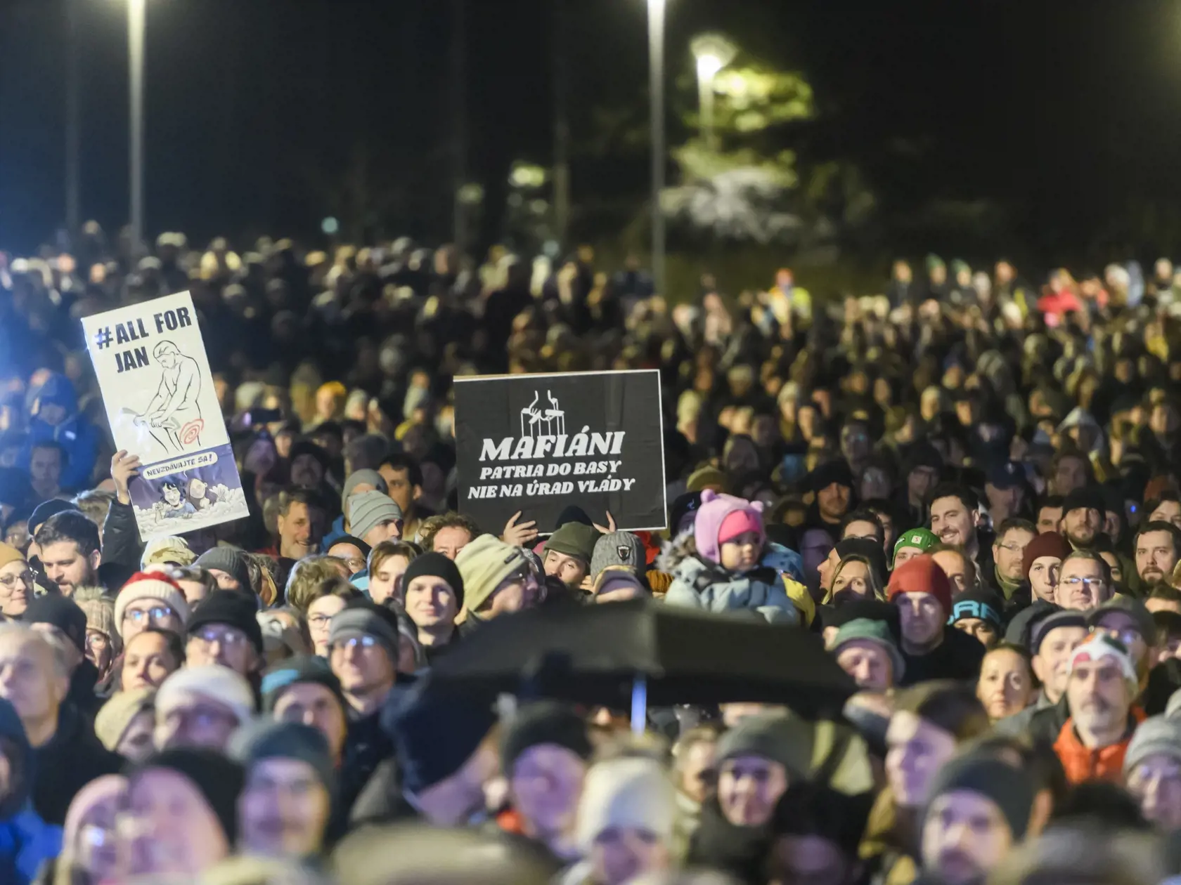 Na snímke ľudia sa účastnia na druhom spoločnom proteste opozície - hnutia Progresívne Slovensko (PS), strany Sloboda a Solidarita (SaS) a Kresťanskodemokratického hnutia proti rušeniu Úradu Špeciálnej prokuratúry (ÚPŠ) pred Úradom vlády SR v Bratislave 12. decembra 2023.