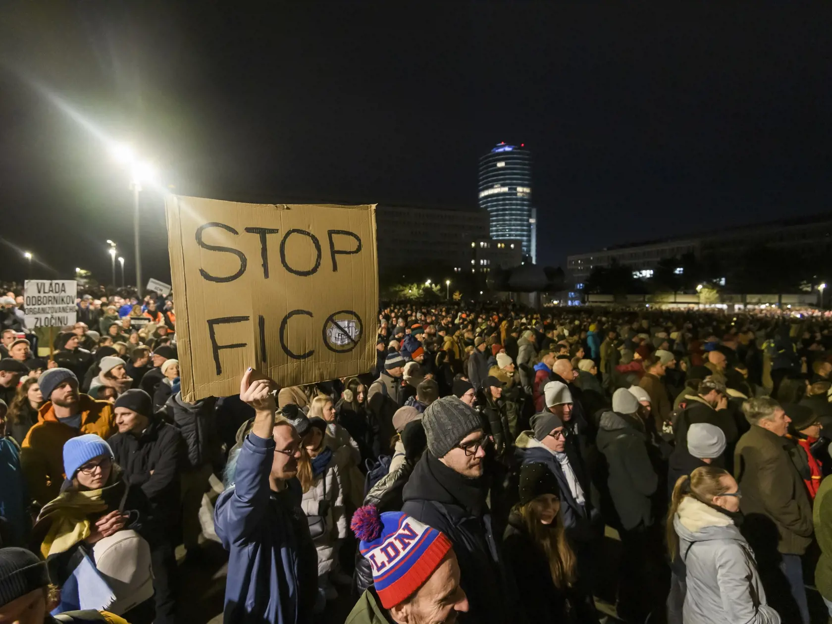 Na snímke ľudia sa účastnia na druhom spoločnom proteste opozície - hnutia Progresívne Slovensko (PS), strany Sloboda a Solidarita (SaS) a Kresťanskodemokratického hnutia proti rušeniu Úradu Špeciálnej prokuratúry (ÚPŠ) pred Úradom vlády SR v Bratislave 12. decembra 2023.