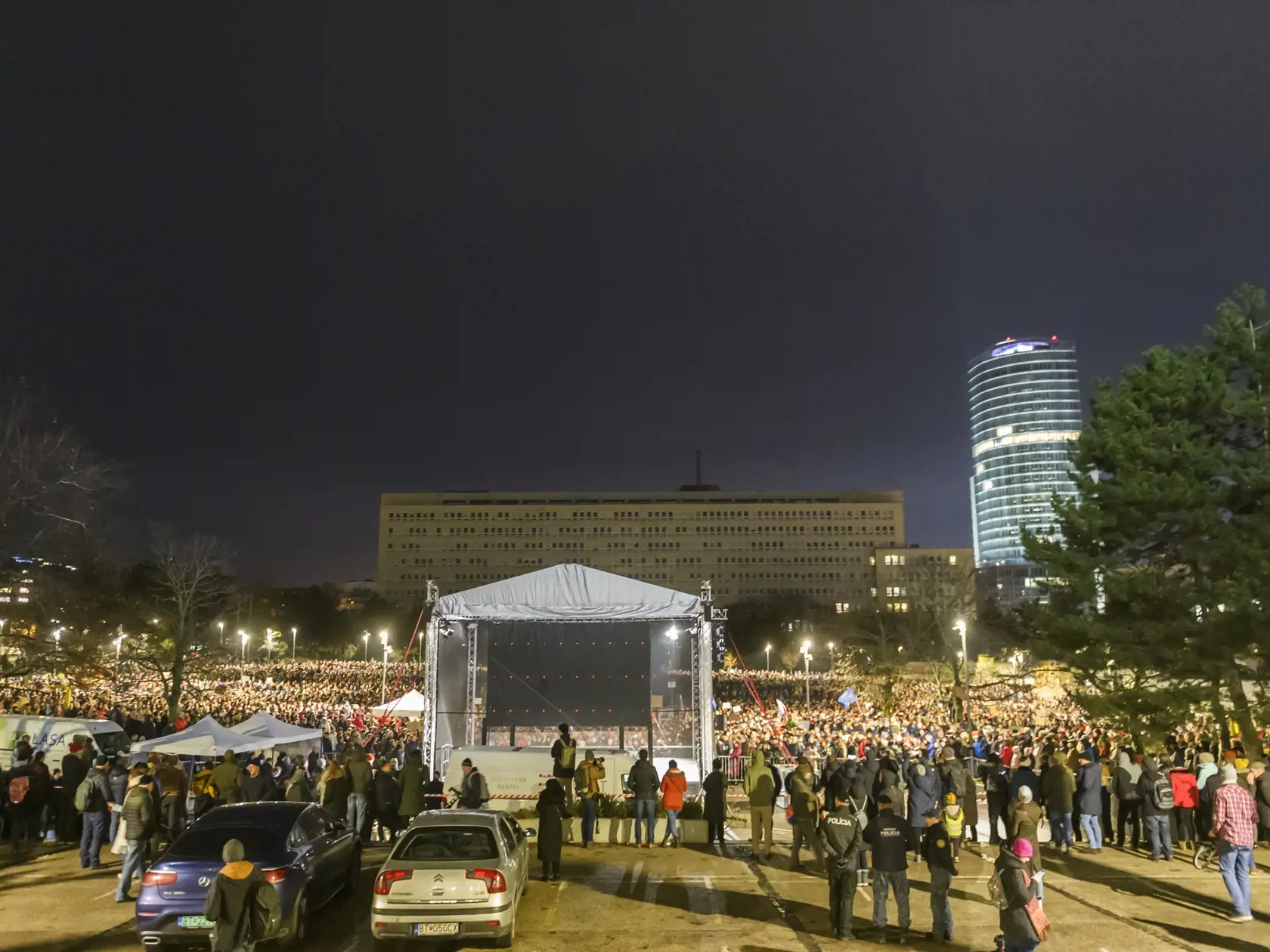 Na snímke ľudia sa účastnia na druhom spoločnom proteste opozície - hnutia Progresívne Slovensko (PS), strany Sloboda a Solidarita (SaS) a Kresťanskodemokratického hnutia proti rušeniu Úradu Špeciálnej prokuratúry (ÚPŠ) pred Úradom vlády SR v Bratislave 12. decembra 2023.