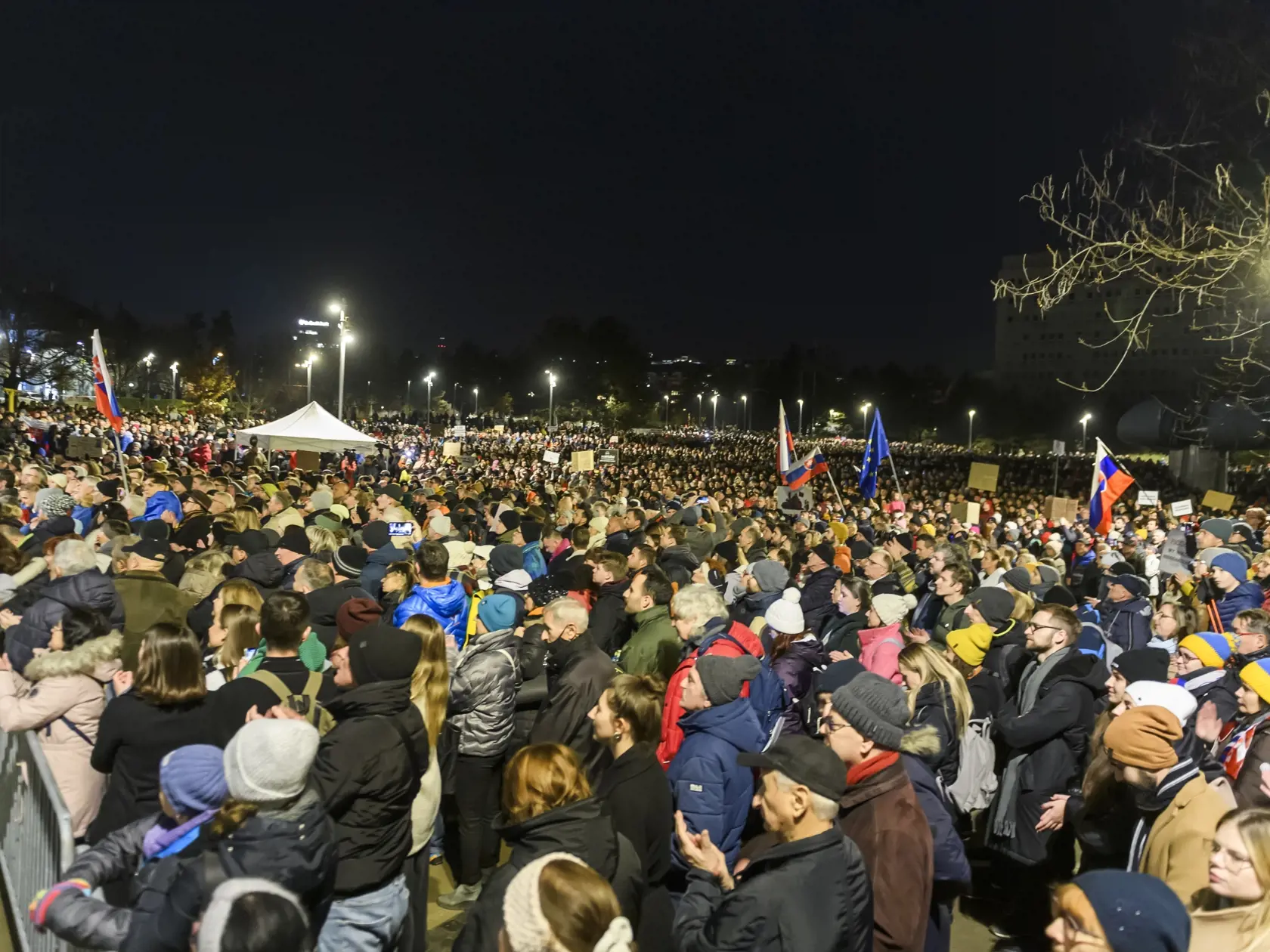 Na snímke ľudia sa účastnia na druhom spoločnom proteste opozície - hnutia Progresívne Slovensko (PS), strany Sloboda a Solidarita (SaS) a Kresťanskodemokratického hnutia proti rušeniu Úradu Špeciálnej prokuratúry (ÚPŠ) pred Úradom vlády SR v Bratislave 12. decembra 2023.