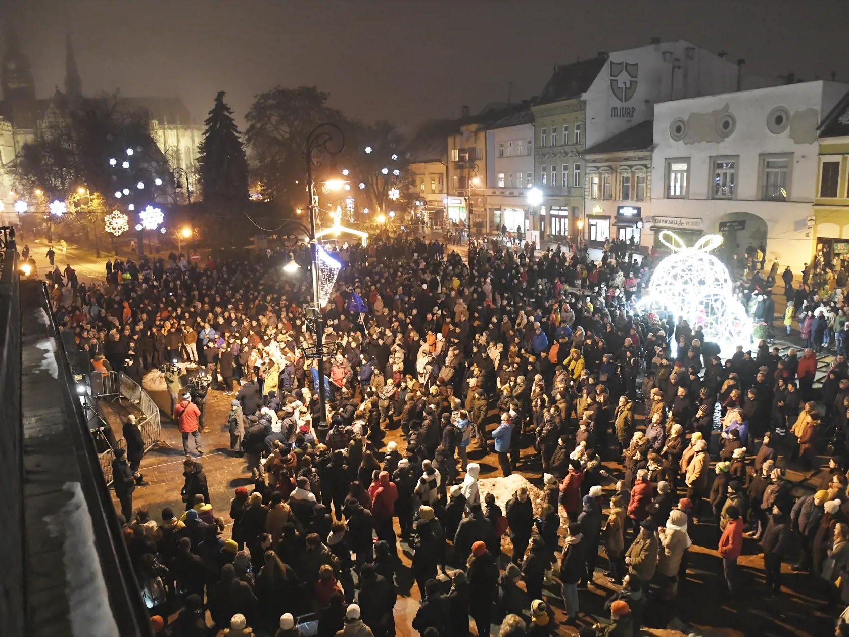 Na snímke ľudia sa účastnia na spoločnom proteste opozície - hnutia Progresívne Slovensko (PS), strany Sloboda a Solidarita (SaS) a Kresťanskodemokratického hnutia - proti rušeniu Úradu Špeciálnej prokuratúry (ÚPŠ) v Košiciach v utorok 12. decembra 2023.