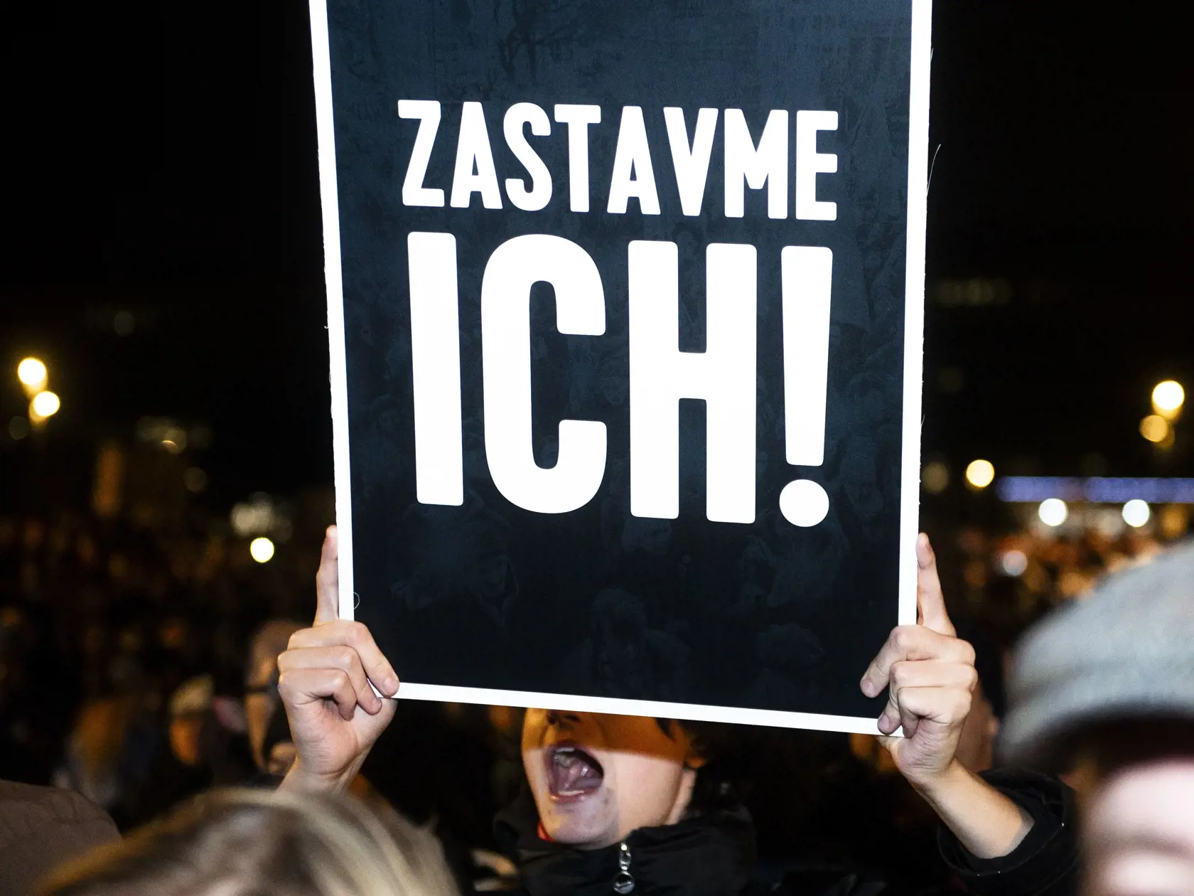 Na snímke účastníci opozičného protestu, ktorý spoločne zorganizovali Sloboda a Solidarita (SaS), Kresťanskodemokratické hnutie (KDH) a hnutie Progresívne Slovensko (PS) pod názvom Zastavme ich pred budovou Úradu vlády SR v Bratislave vo štvrtok 7. decembra 2023.
