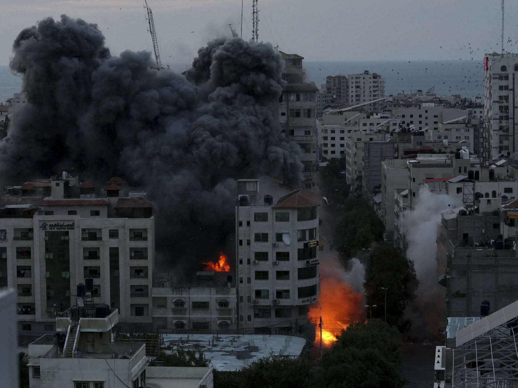 JB 63 Gaza - Plamene a dym stúpajú po izraelskom leteckom útoku na Gazu 7. októbra 2023. Najmenej 100 ľudí zahynulo a približne 900 utrpelo zranenia v Izraeli pri rozsiahlych útokoch palestínskych militantov z pásma Gazy, informovali v sobotu izraelské médiá s odvolaním sa na zdravotníkov. TASR prevzala správu z tlačovej agentúry DPA. Izraelské následné odvetné útoky zabili v pásme Gazy 198 ľudí a zranili ďalších 1600 osôb, uviedlo ministerstvo zdravotníctva v tejto palestínskej enkláve. Palestí